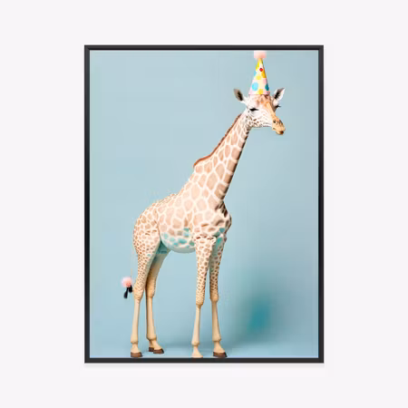 Poster med ram - Giraffe in a birthday hat