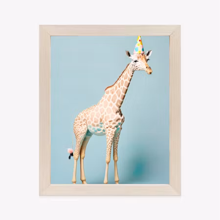 Poster med ram - Giraffe in a birthday hat