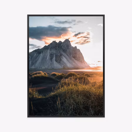 Poster med ram - A lake surrounded by rocky
