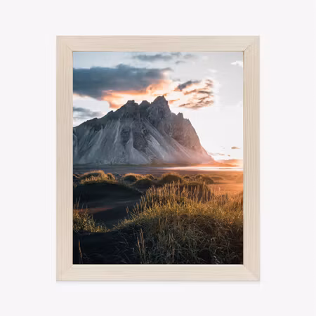 Poster med ram - A lake surrounded by rocky