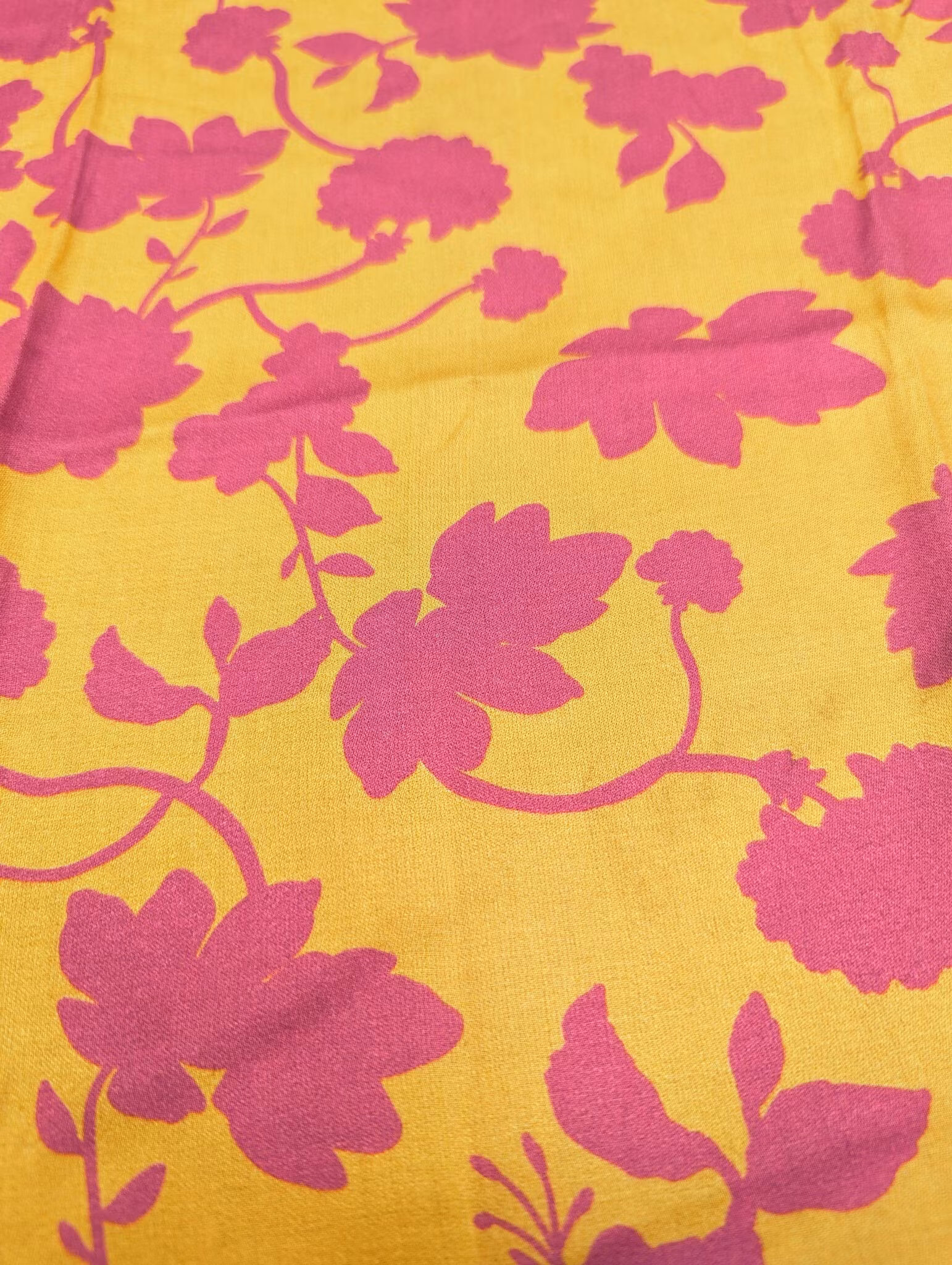 3m Viskossatin - gul m rosa blommor Obs tråd nära kanten