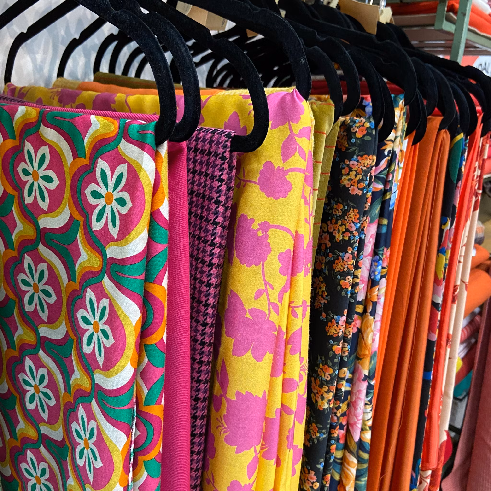 3m Viskossatin - gul m rosa blommor Obs tråd nära kanten