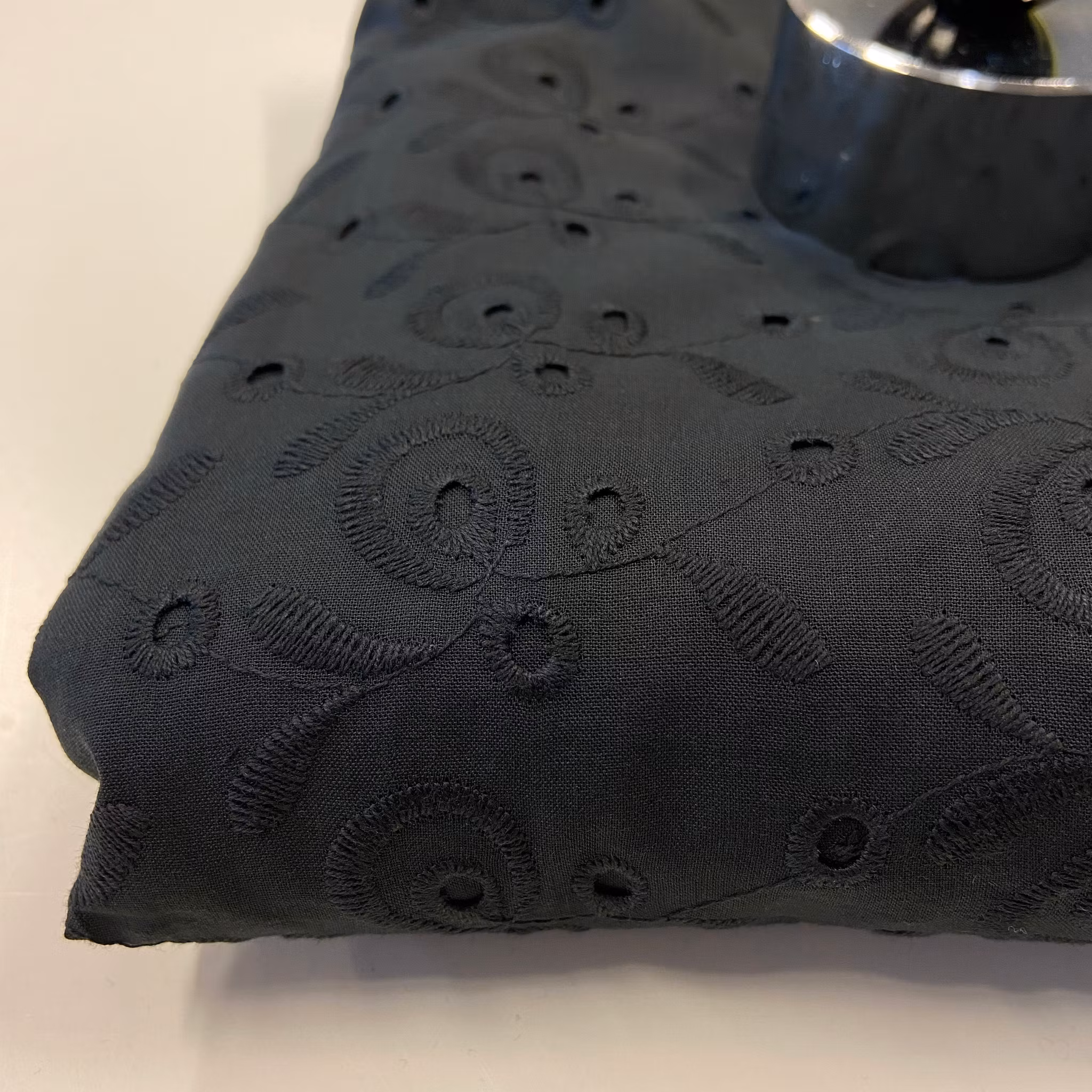 3m Engelskt broderi, bom, Svart, litet vävfel!