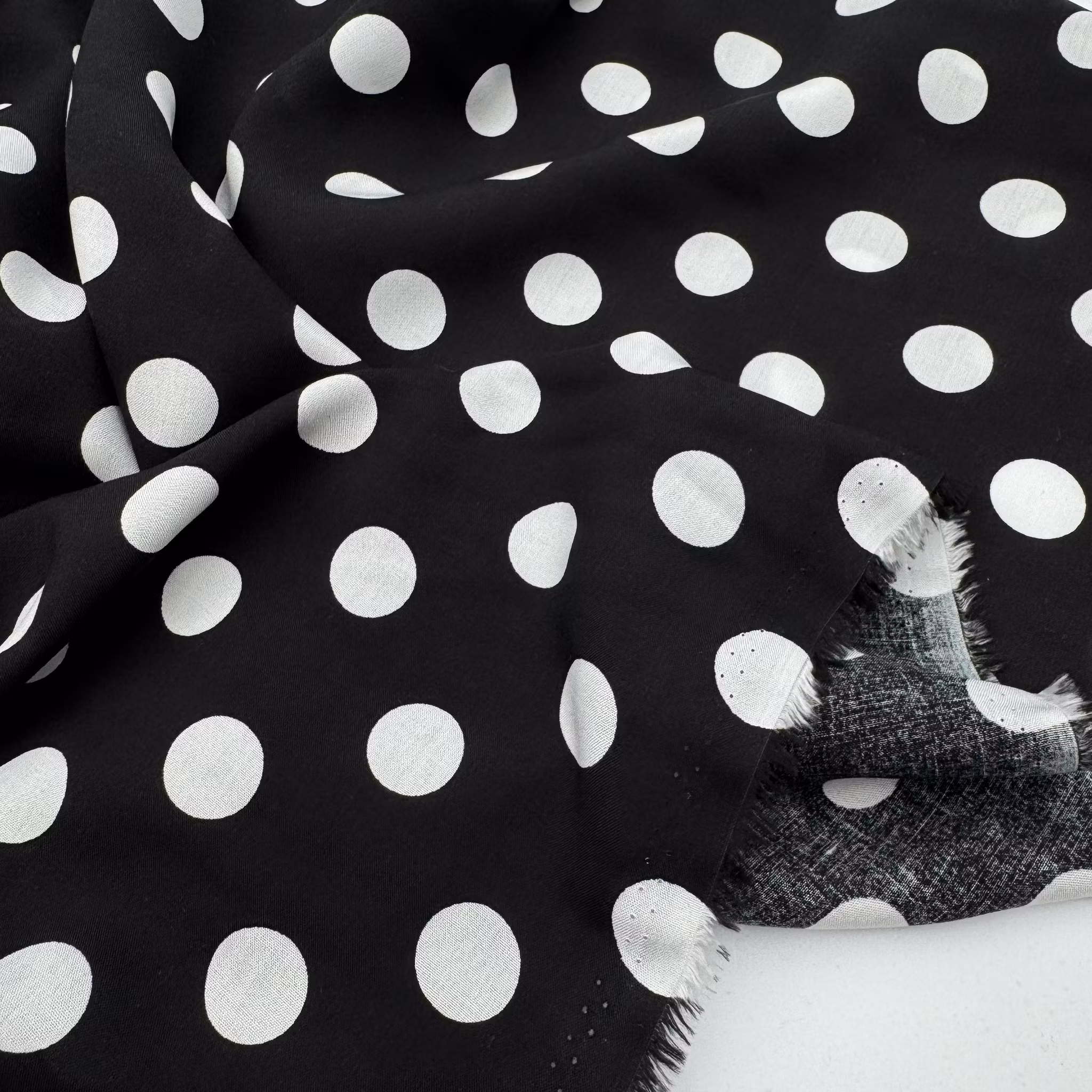 2,7m Viskos svart m vita prickar