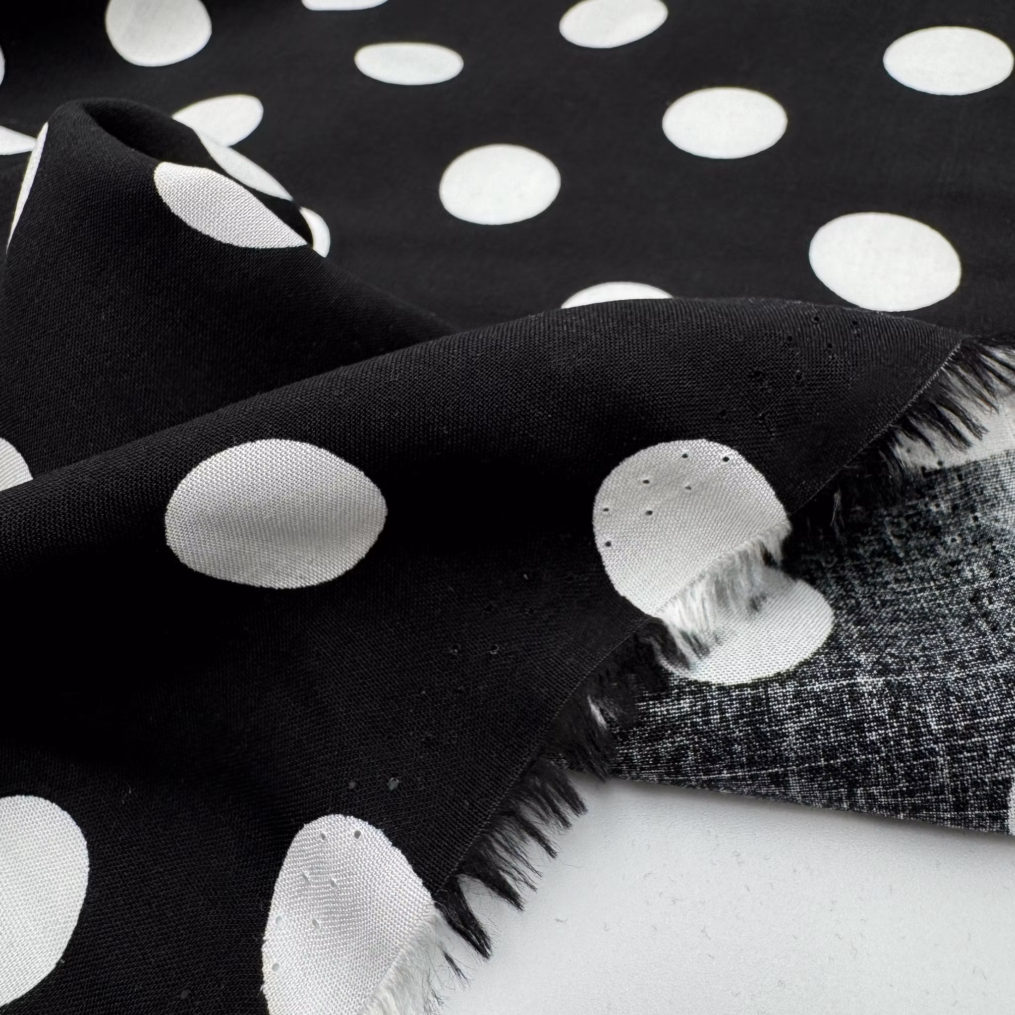 2,7m Viskos svart m vita prickar