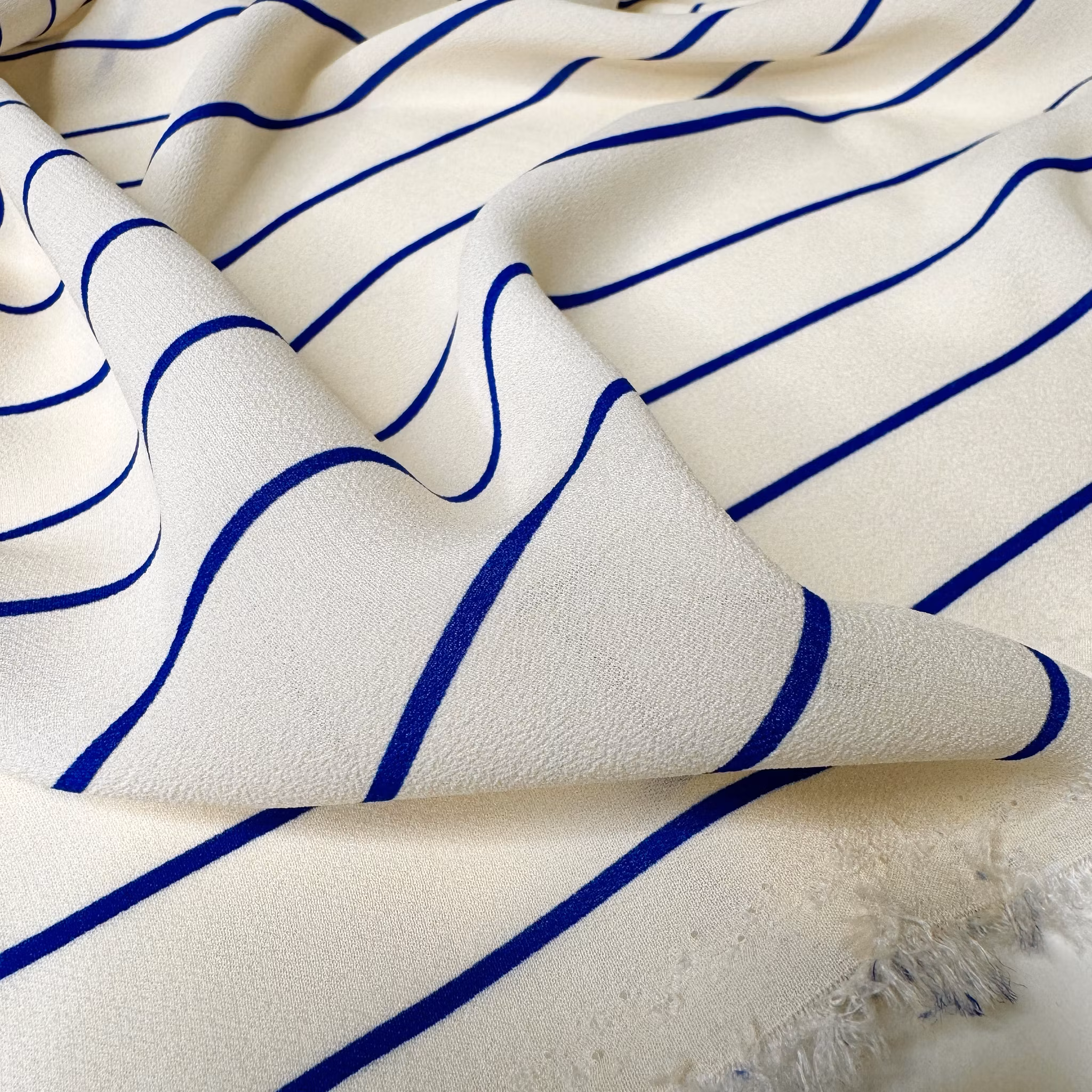 1,5m viskoscrêpe gräddvit/blå randig