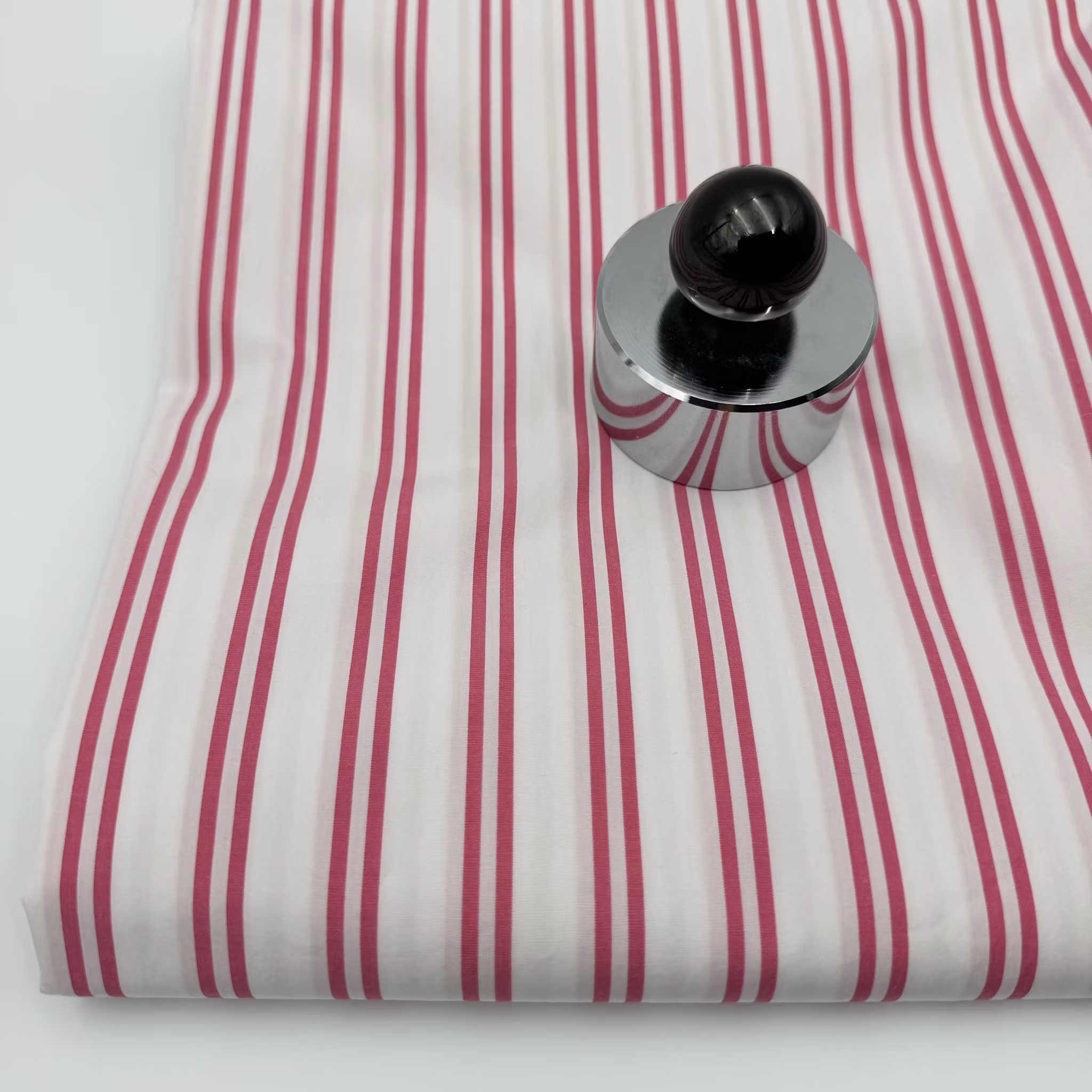 Bomullspoplin vit/cerise dubbelrand