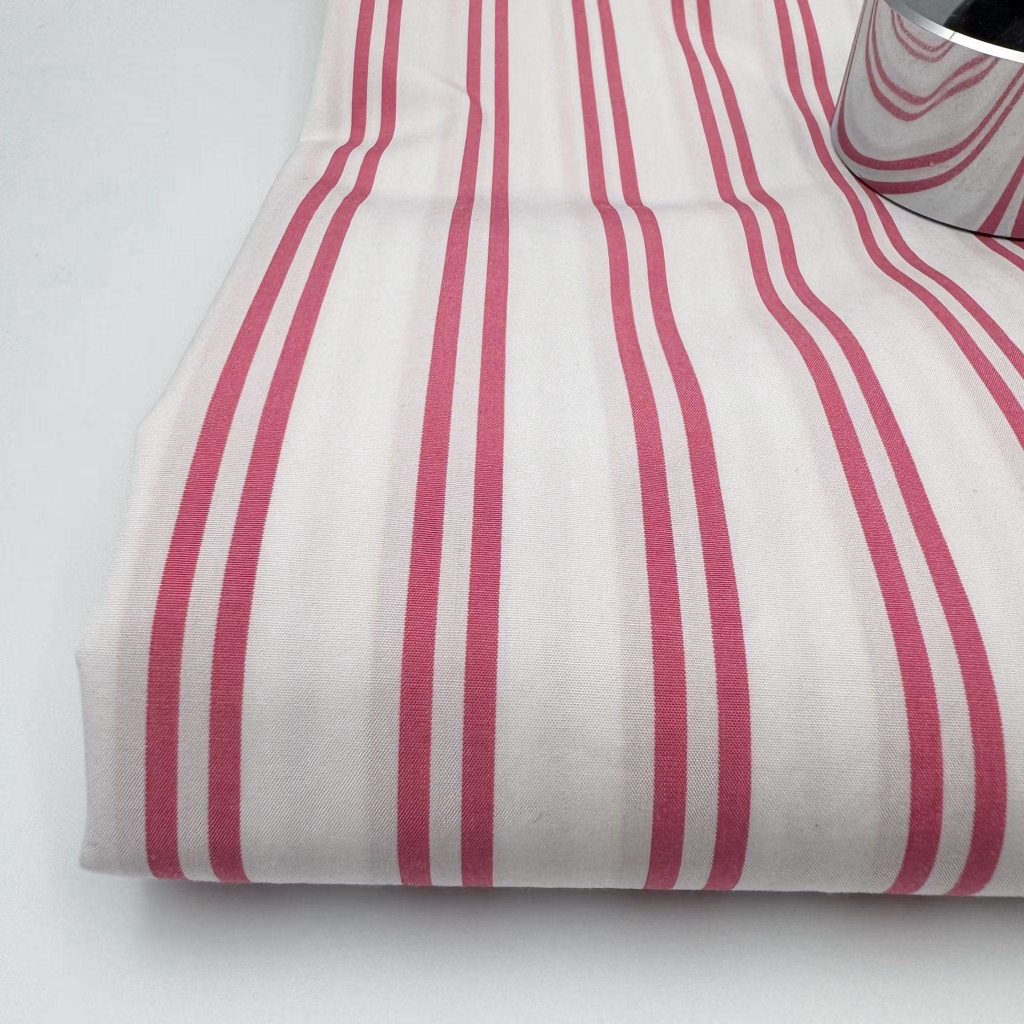 Bomullspoplin vit/cerise dubbelrand