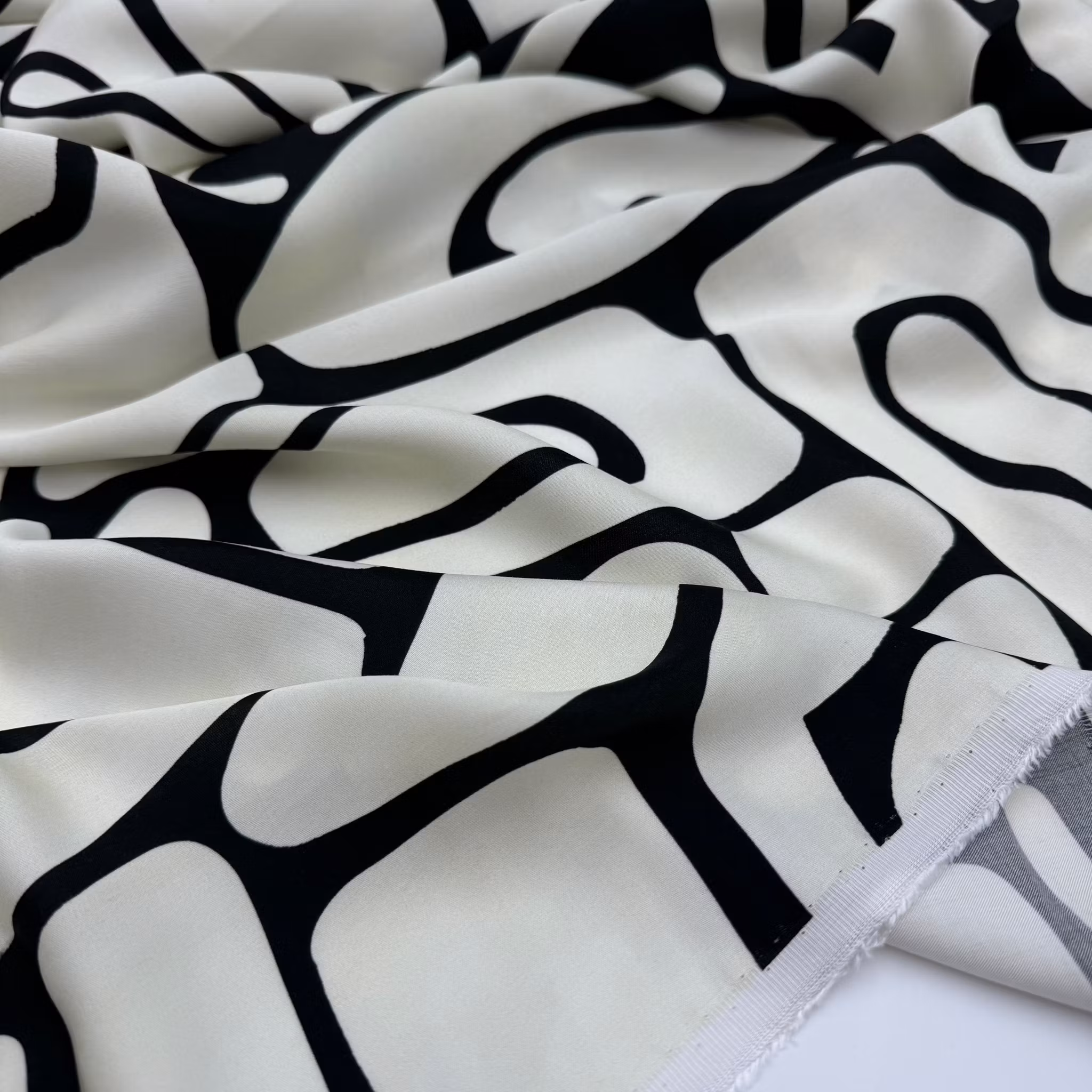 1,3m Viskossatin svart/vit grafisk