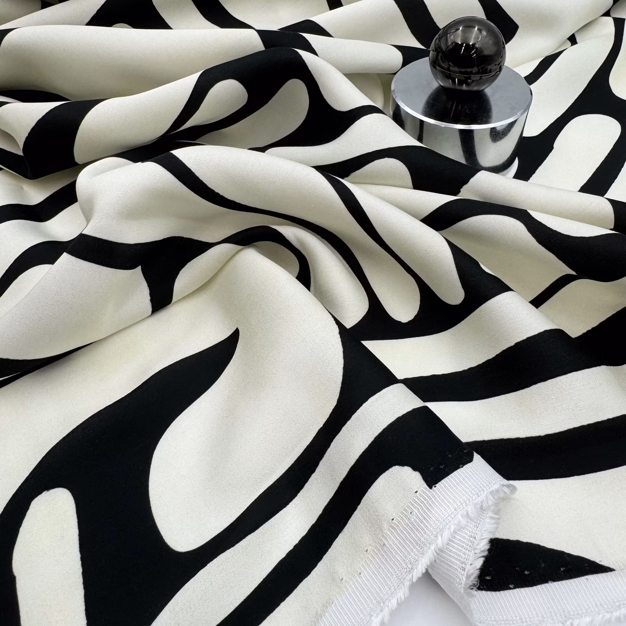 1,3m Viskossatin svart/vit grafisk