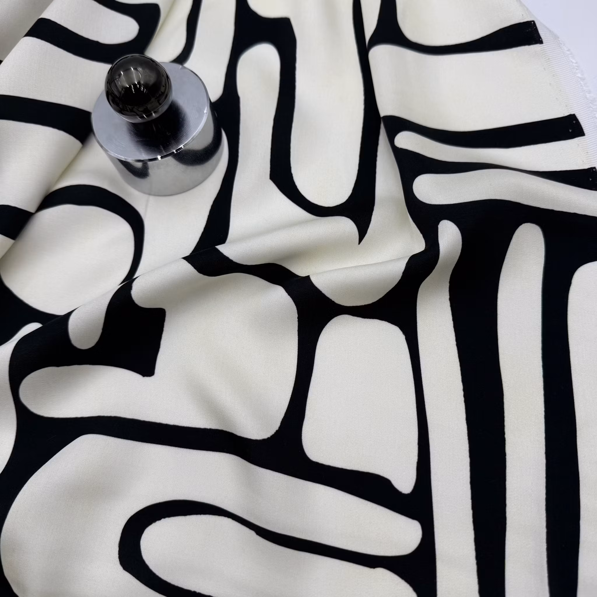 1,3m Viskossatin svart/vit grafisk