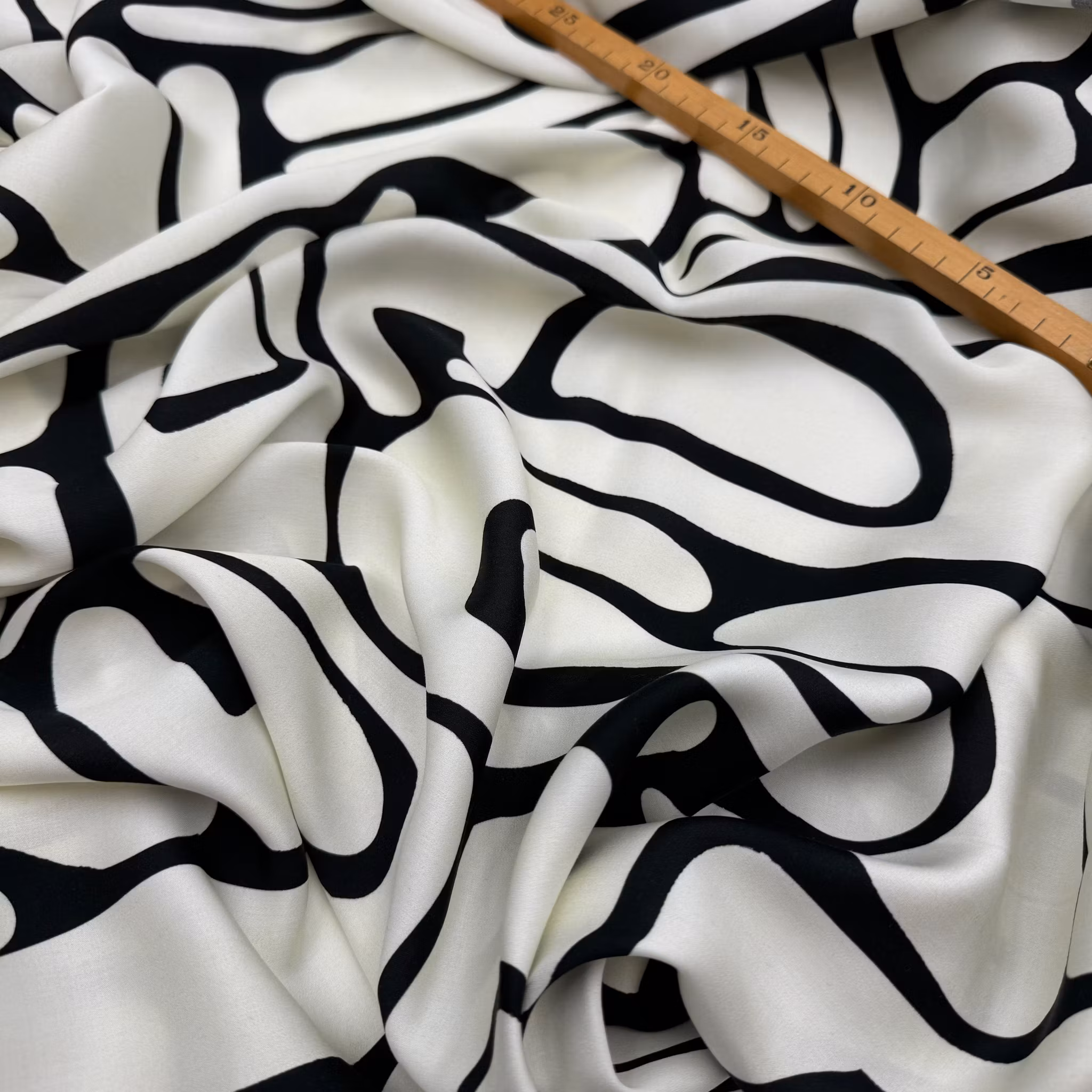 1,3m Viskossatin svart/vit grafisk