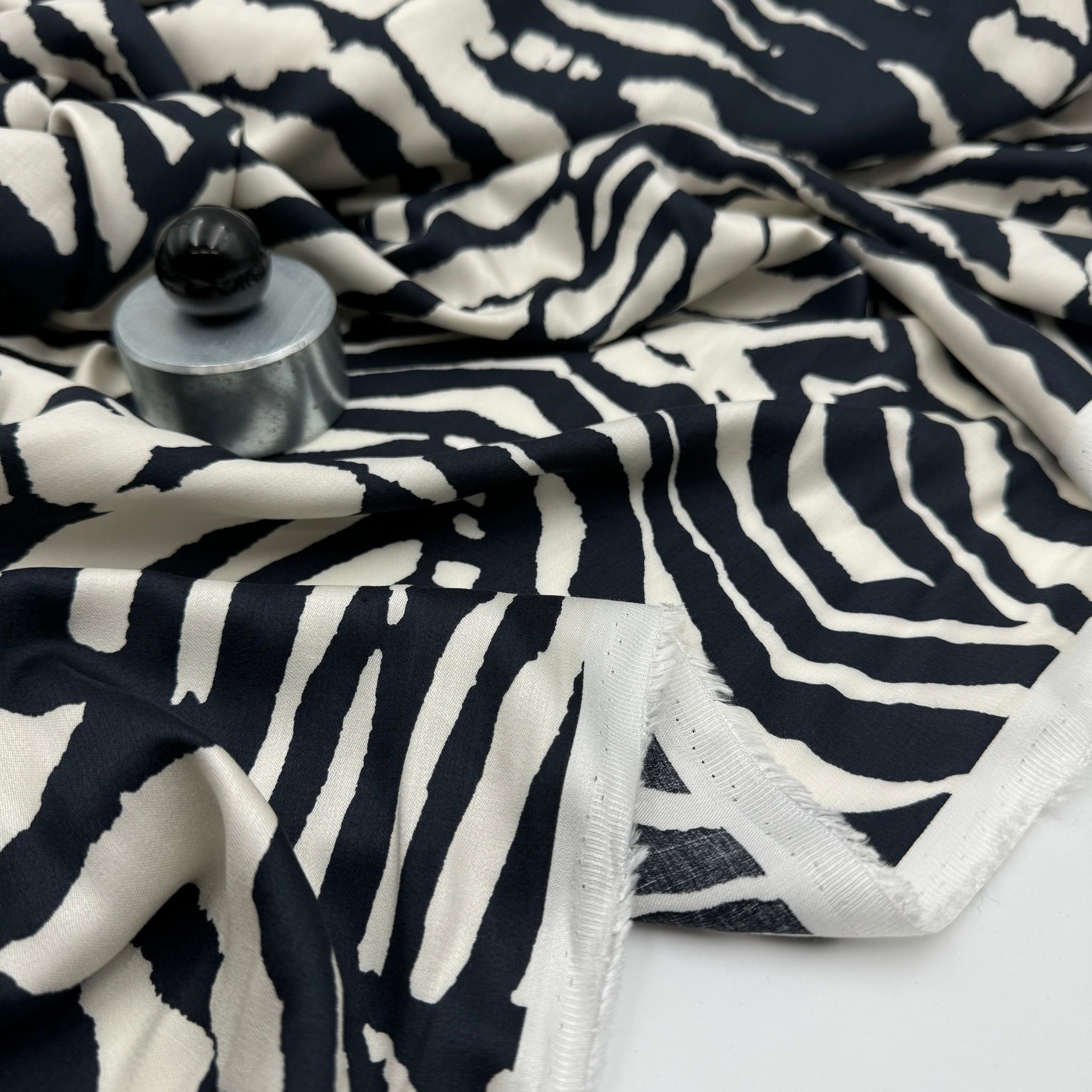 2m Viskossatin marin/crème zebra