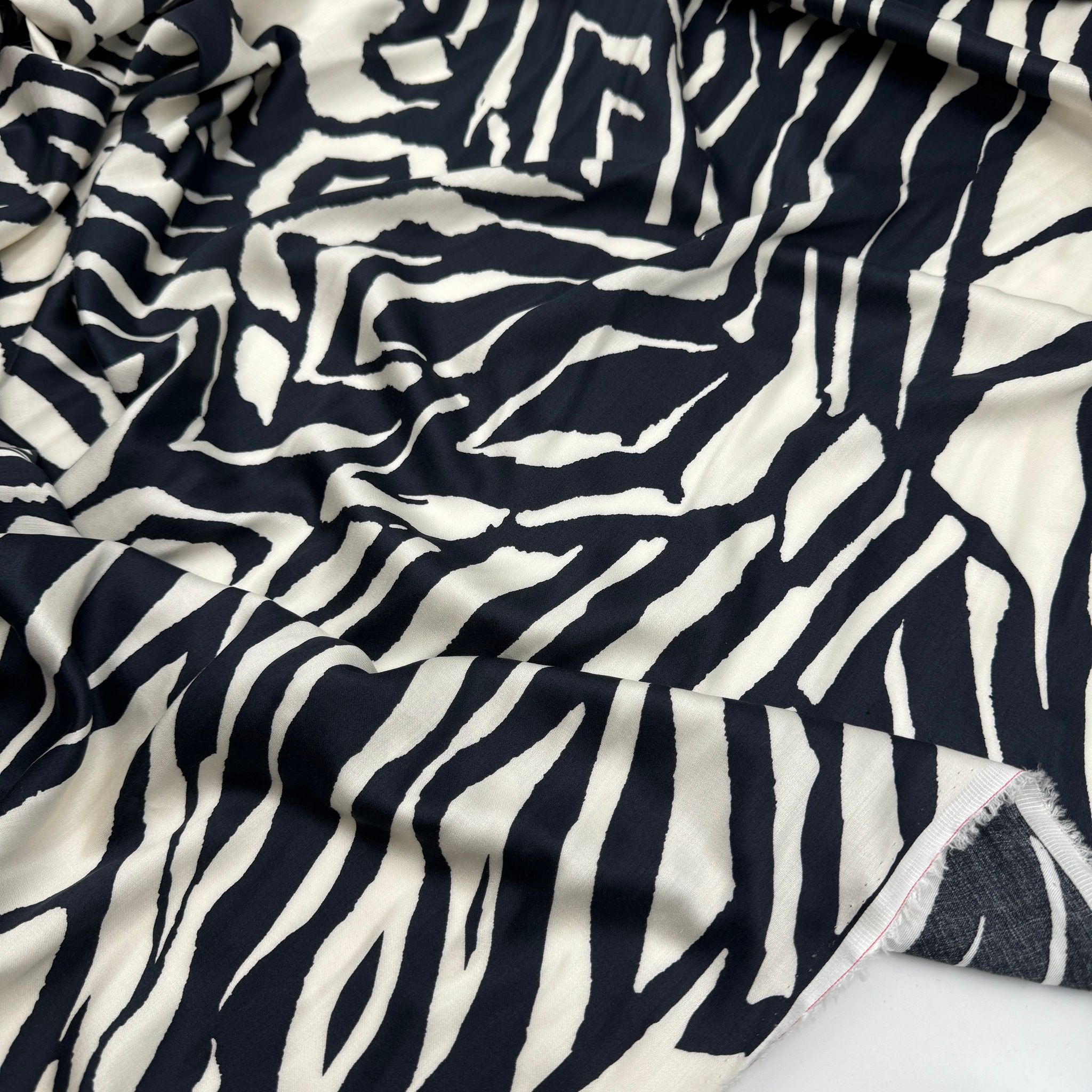 2m Viskossatin marin/crème zebra