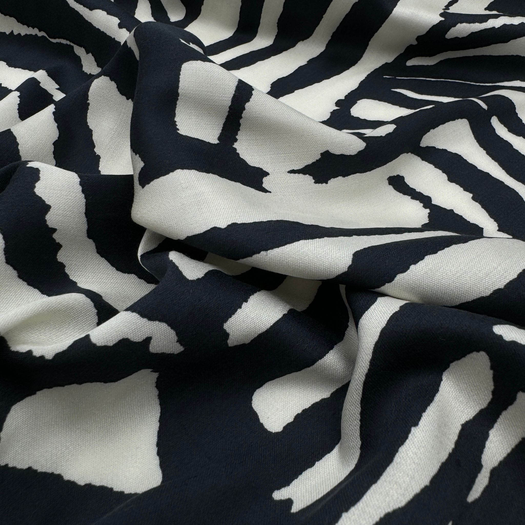2m Viskossatin marin/crème zebra