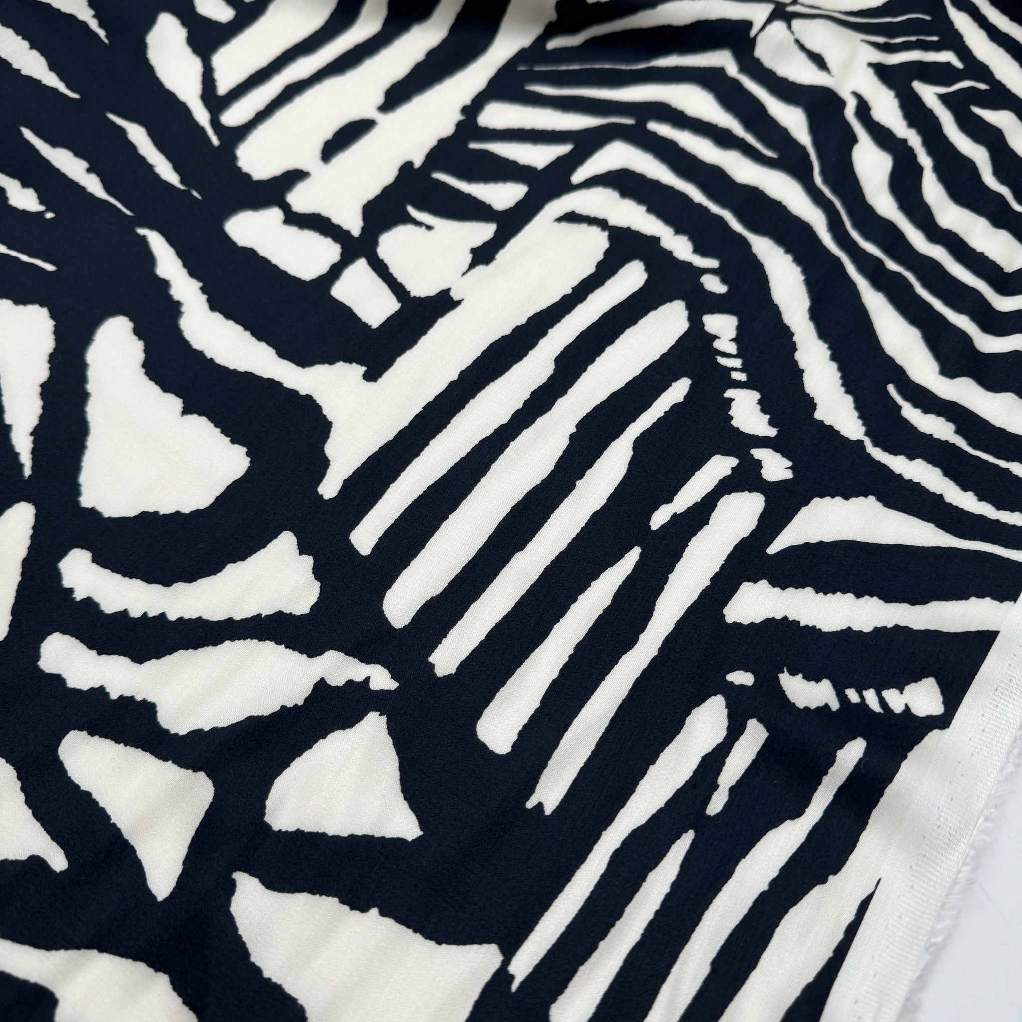 2m Viskossatin marin/crème zebra