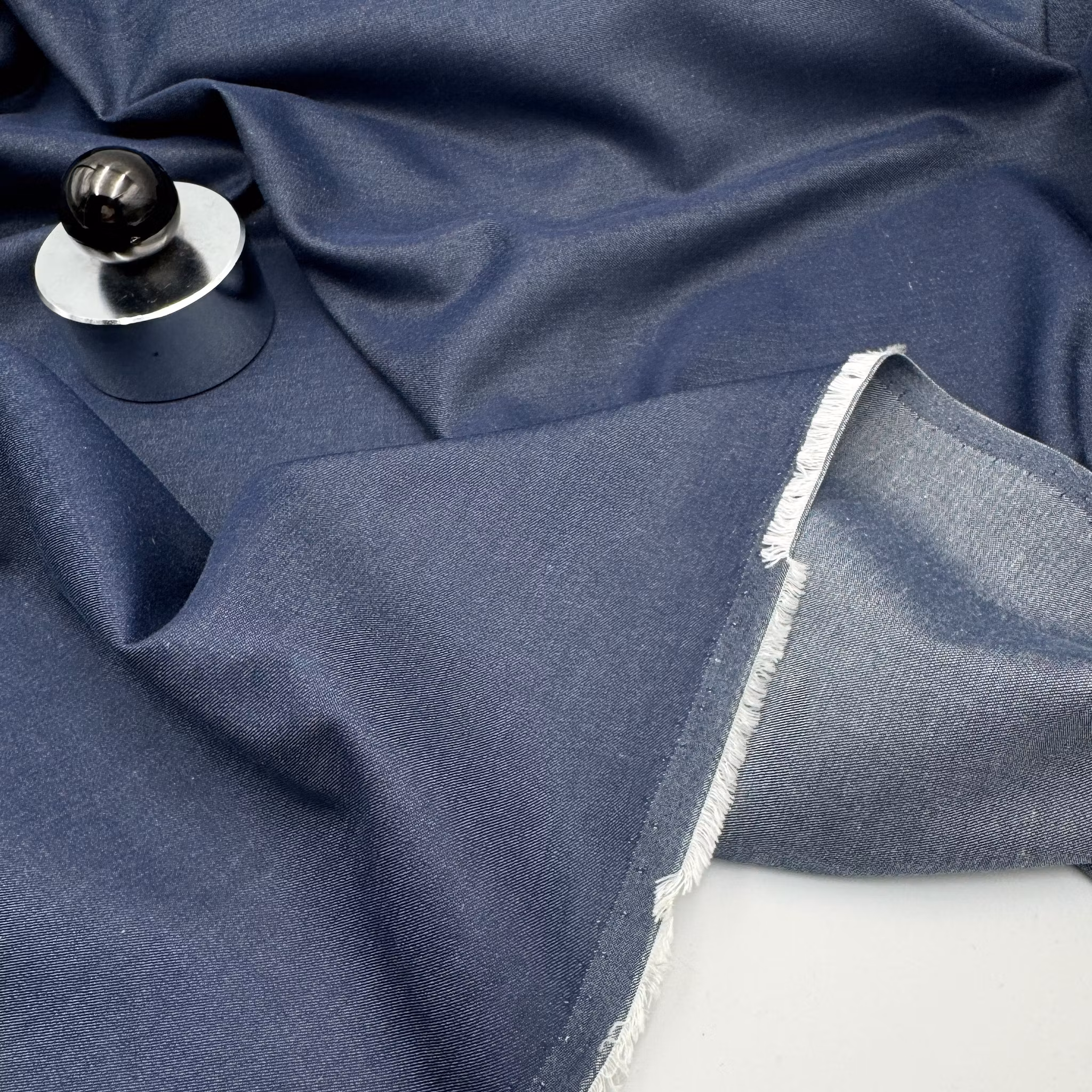 1,3m Bomull/lyocell tunn denim med litet vitt streck