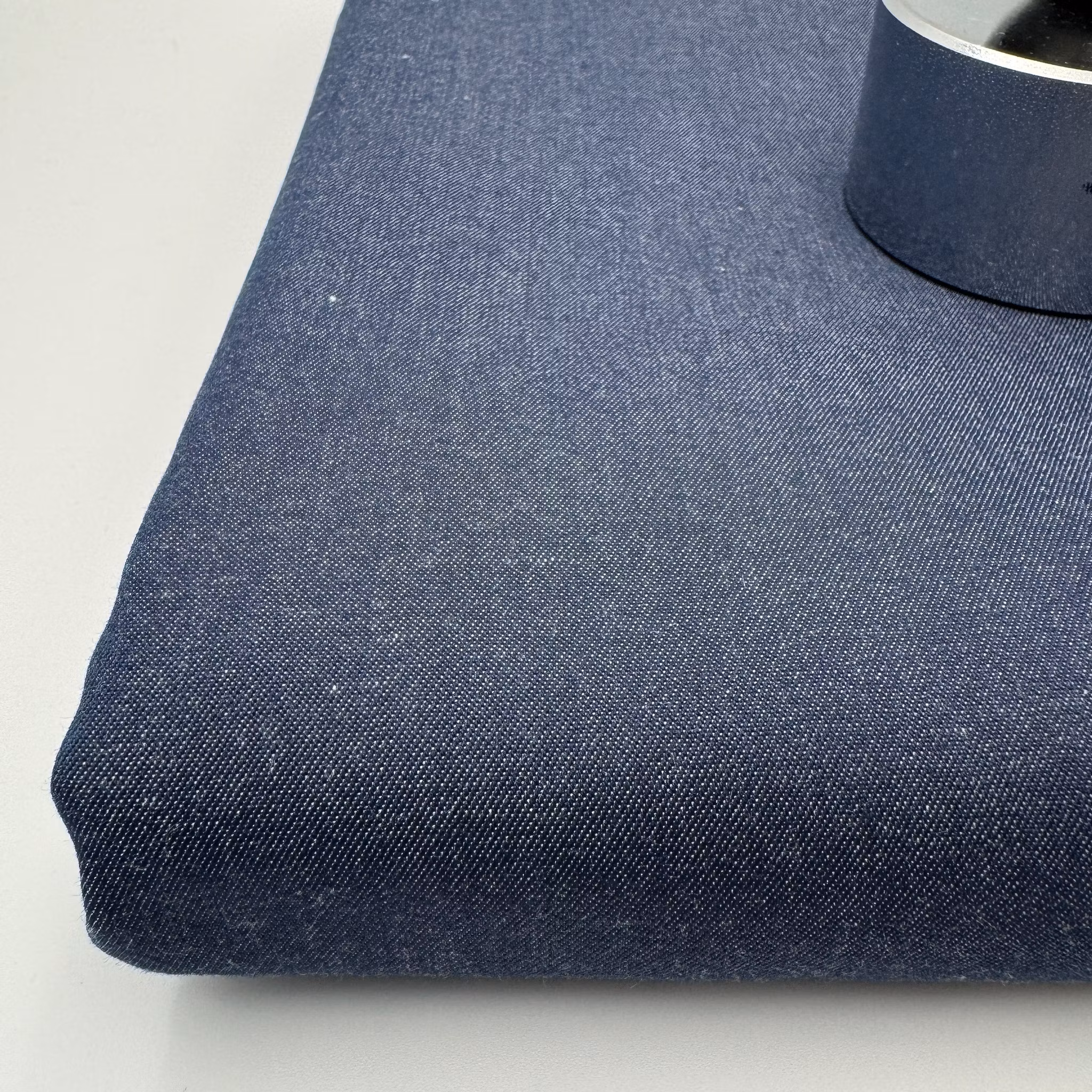 1,3m Bomull/lyocell tunn denim med litet vitt streck