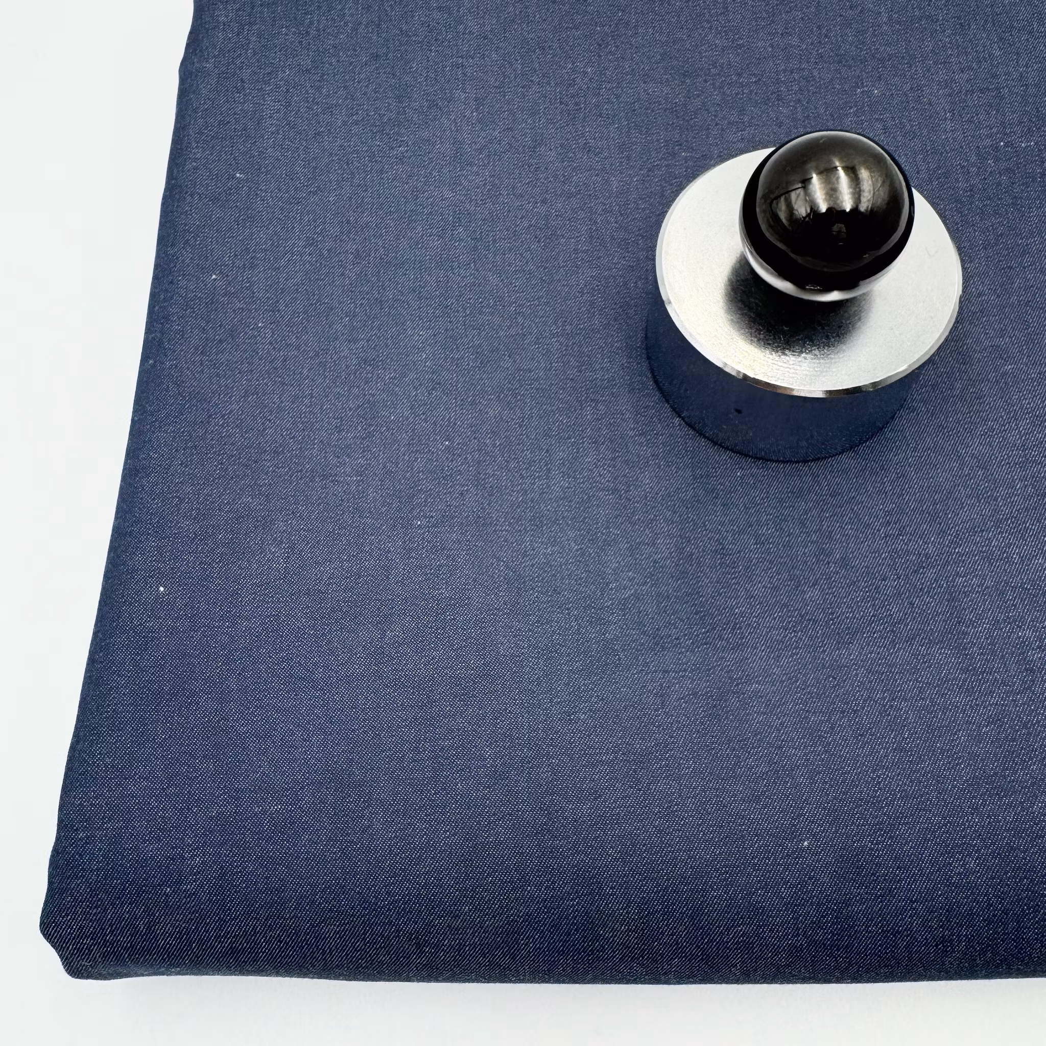1,3m Bomull/lyocell tunn denim med litet vitt streck