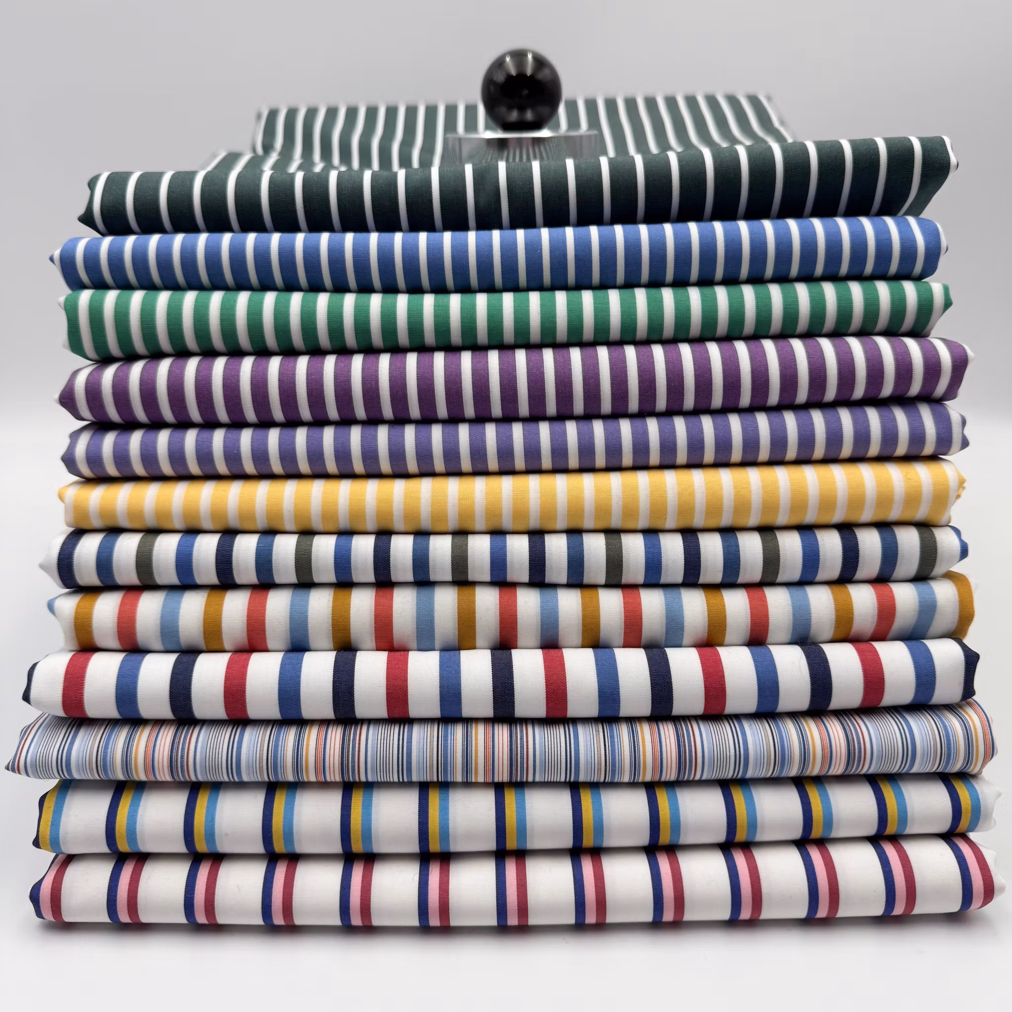 Bomullspoplin vit/mörkgrön rand