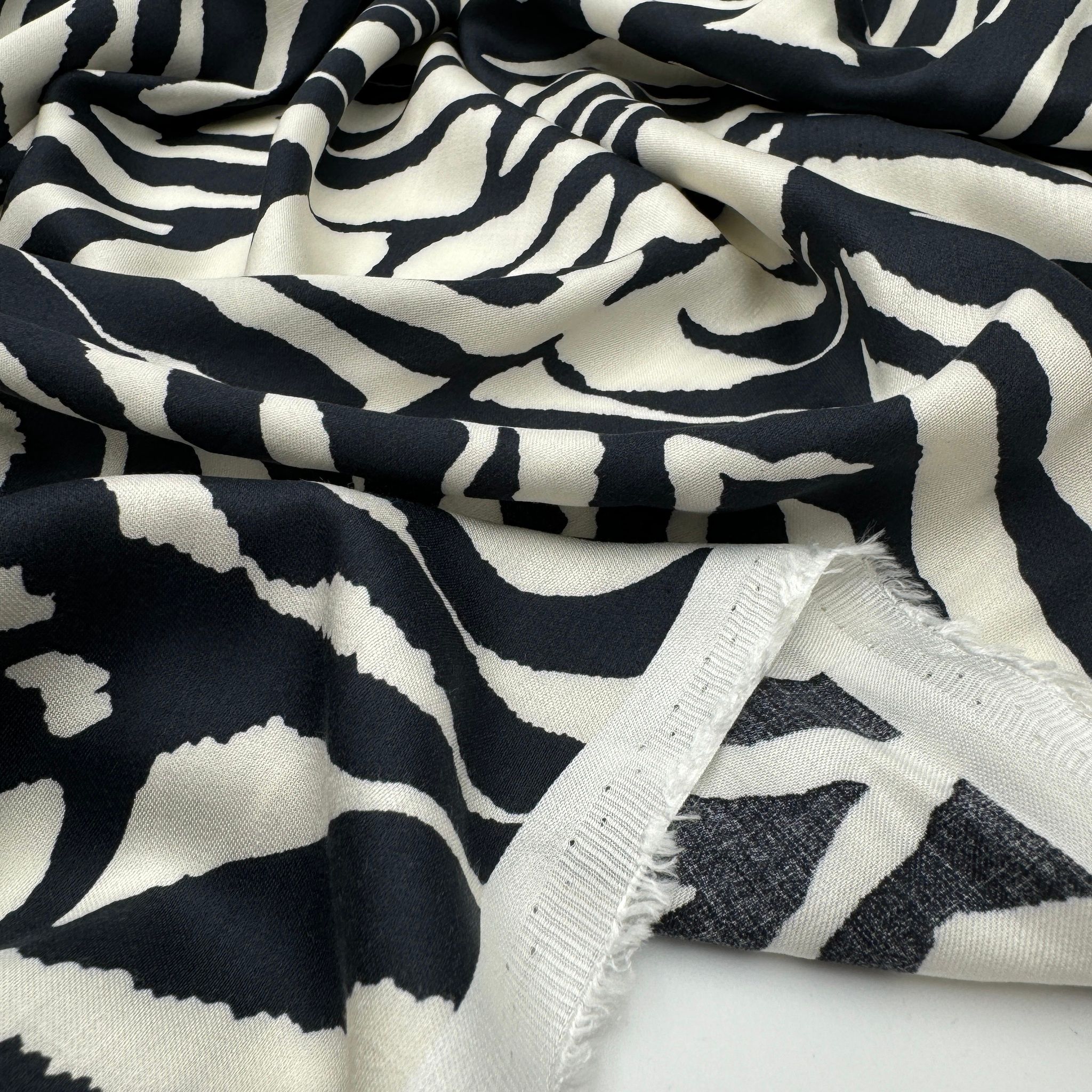 1,85m Viskossatin marin/crème zebra