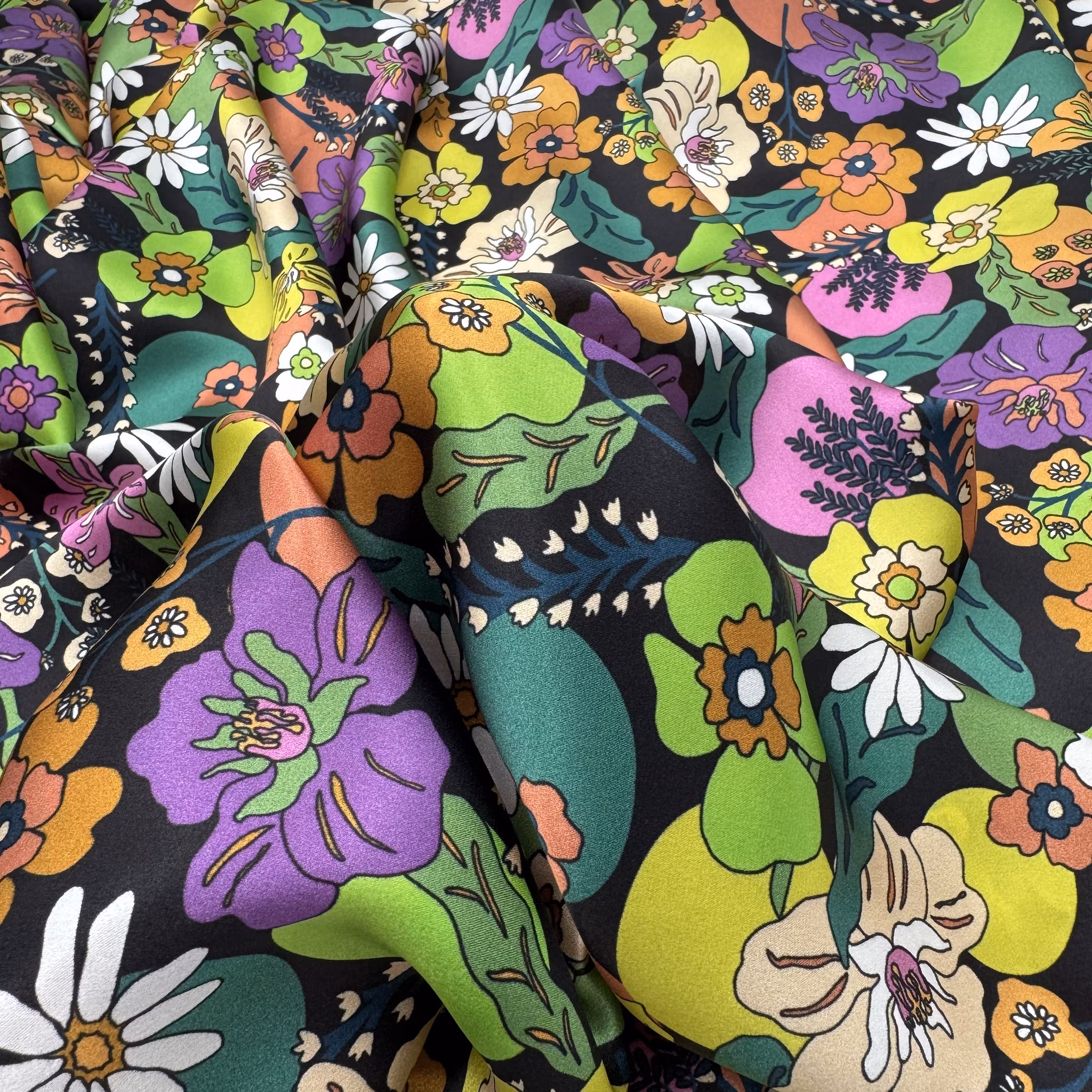 1,5m Sidensatin svart botten blommig