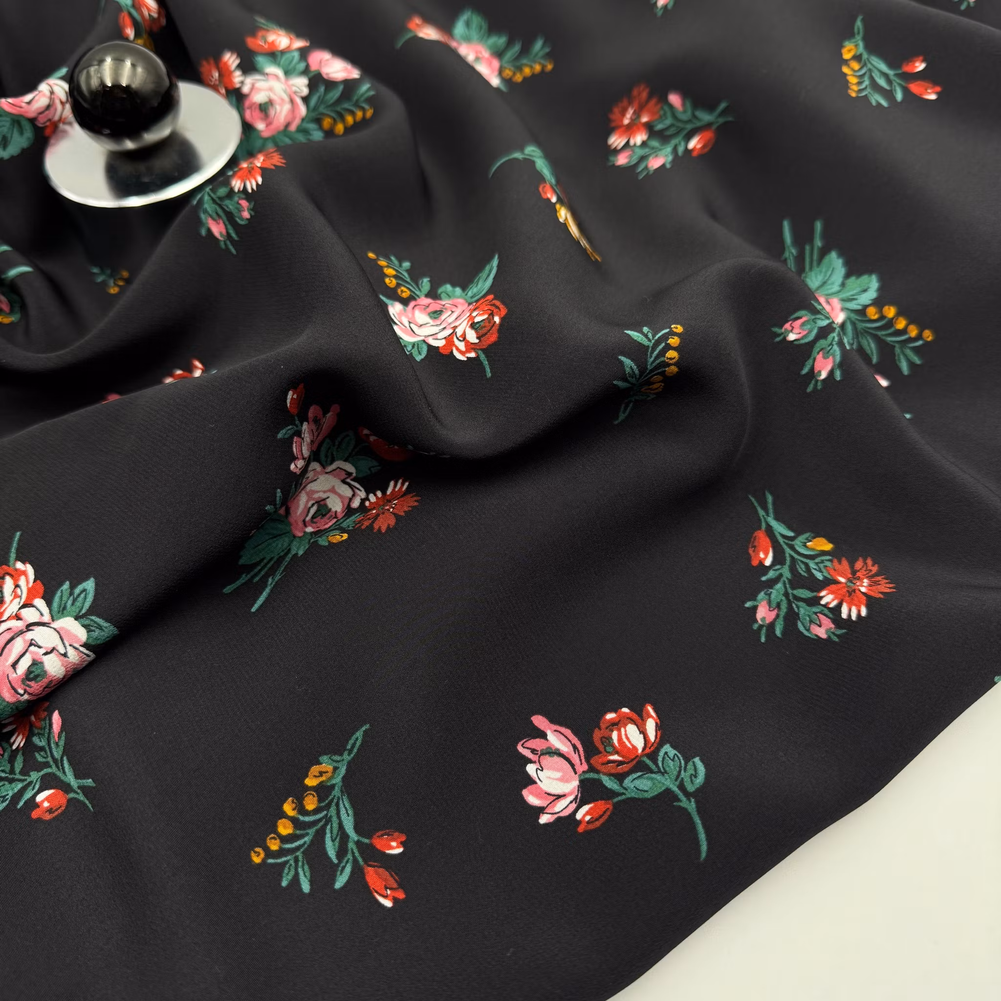 1,5m  Siden svart småblommig