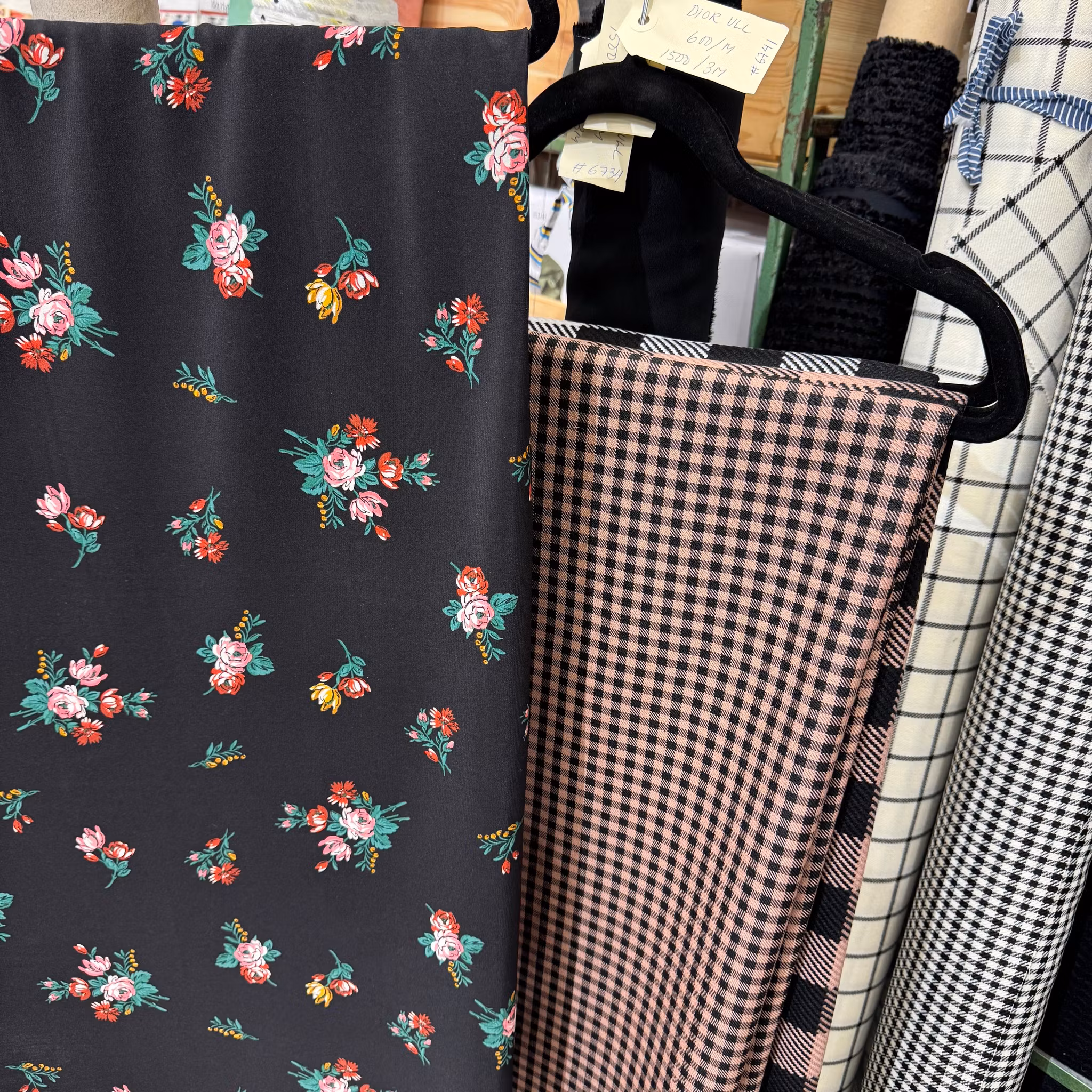 1,5m  Siden svart småblommig