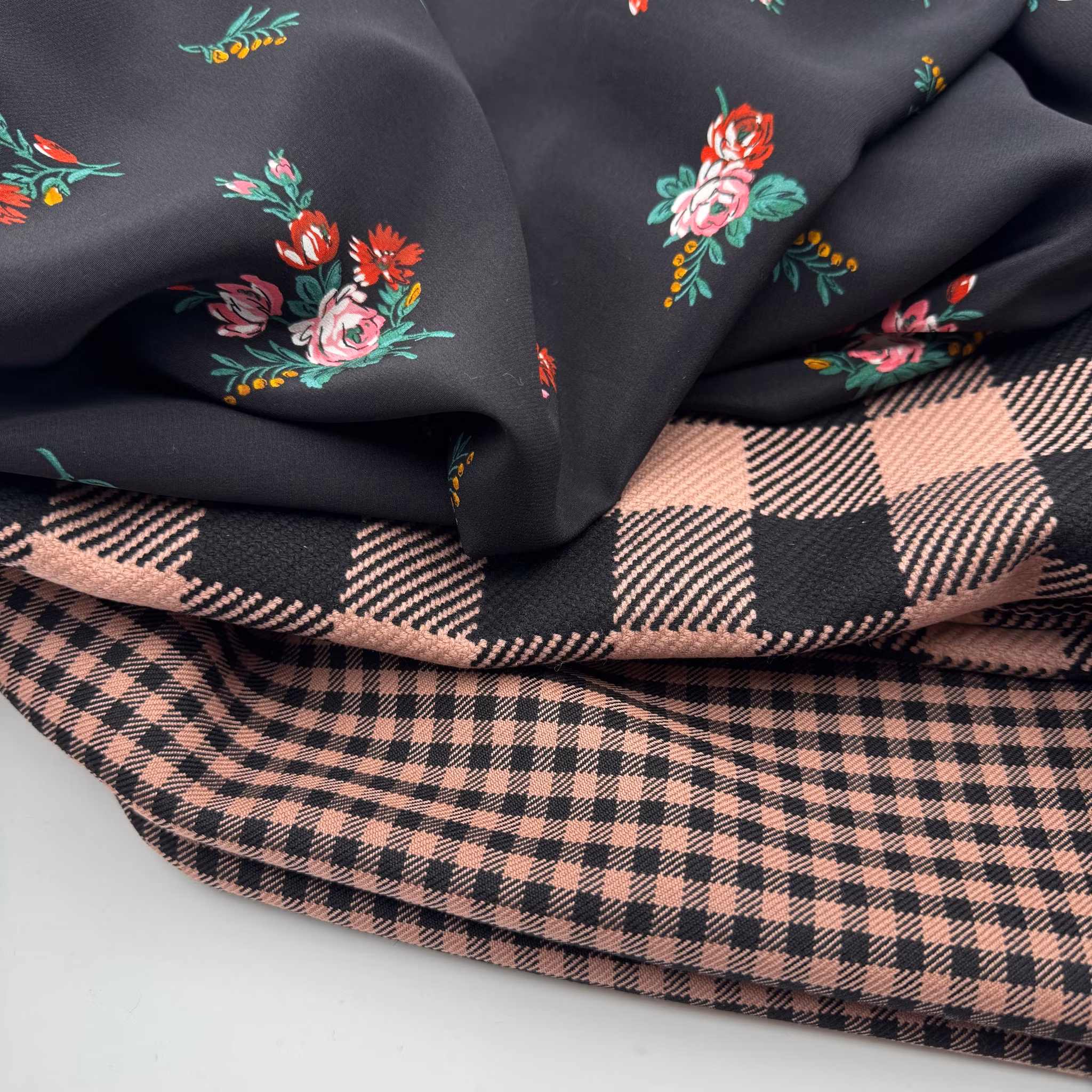 1,5m  Siden svart småblommig