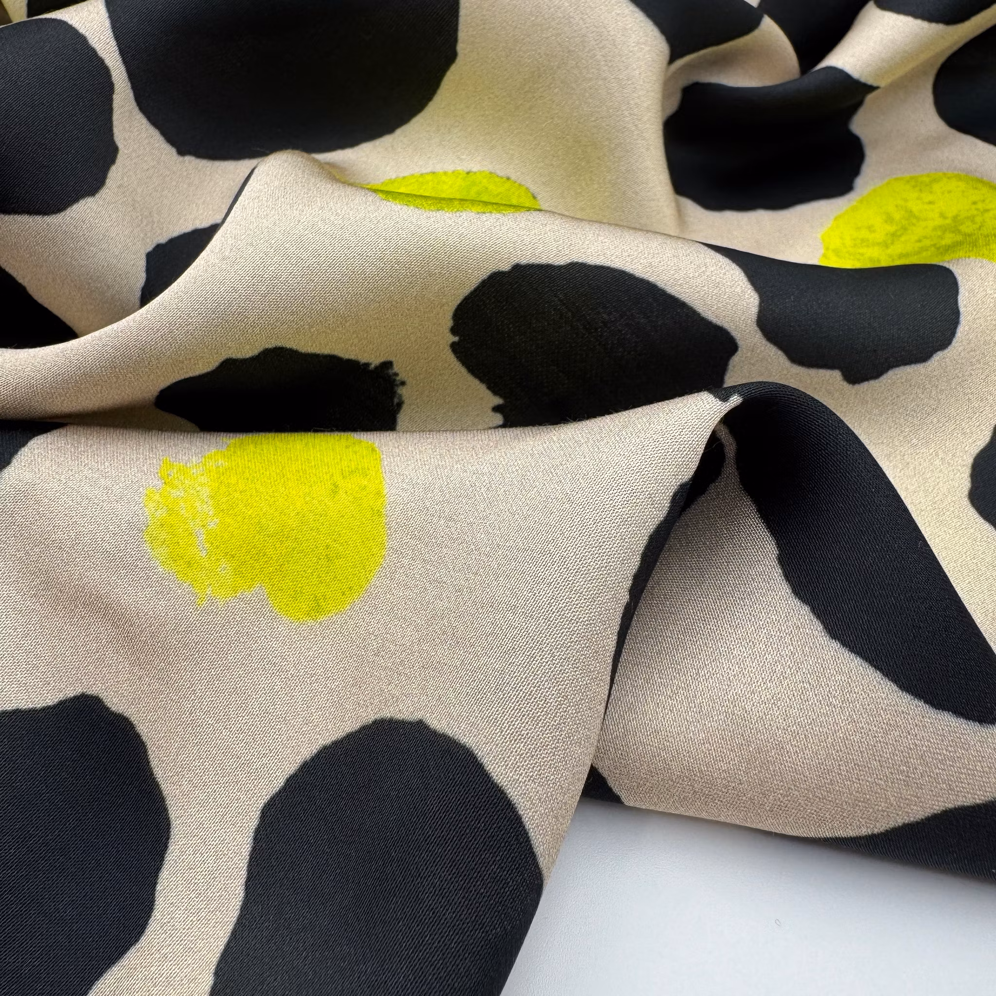 2,2m Viskossatin beige/svart/citron V. Westw**d