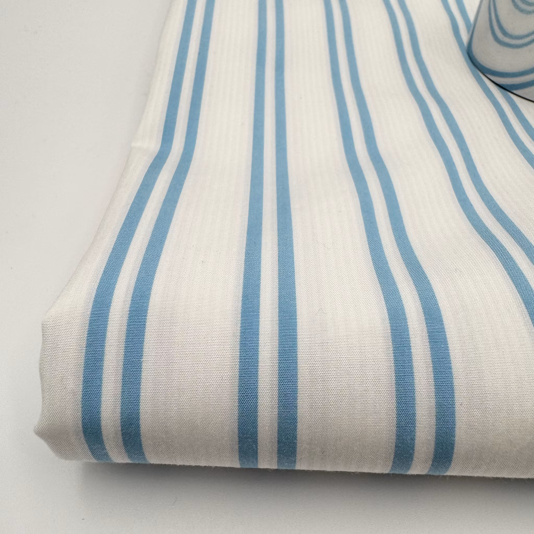 2,7m Bomullspoplin vit/turkos dubbelrand