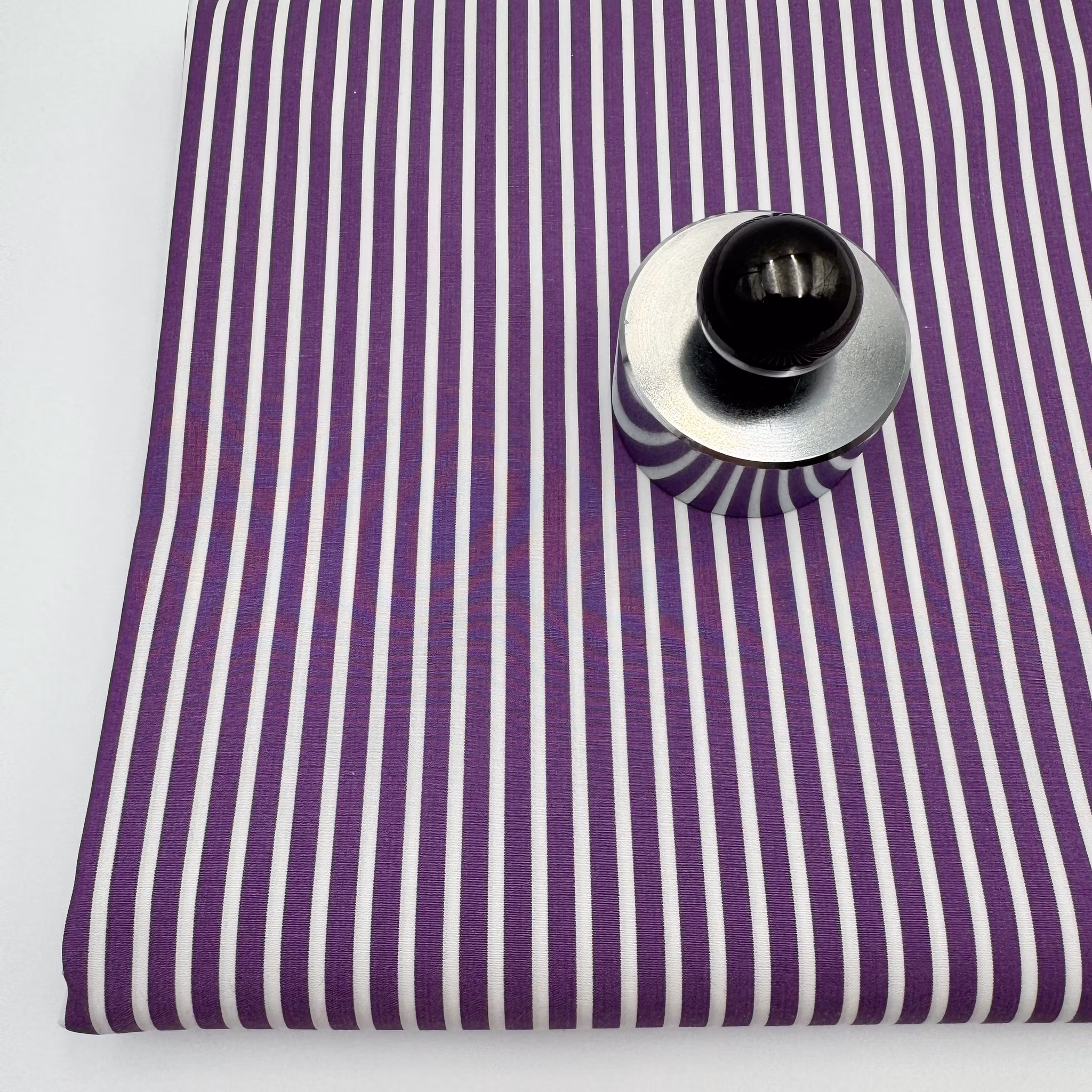 1,5m Bomullspoplin vit/lila rand