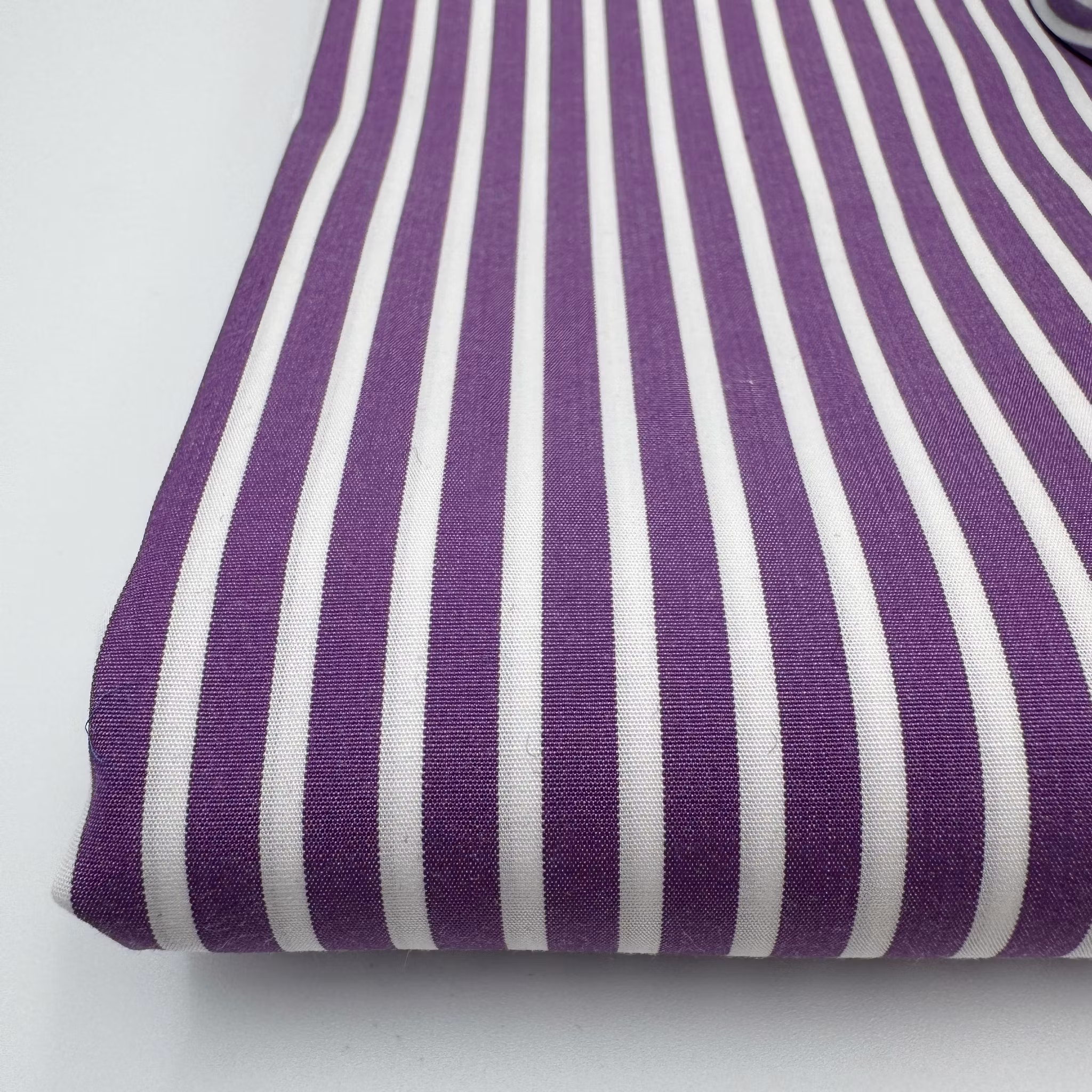 1,5m Bomullspoplin vit/lila rand