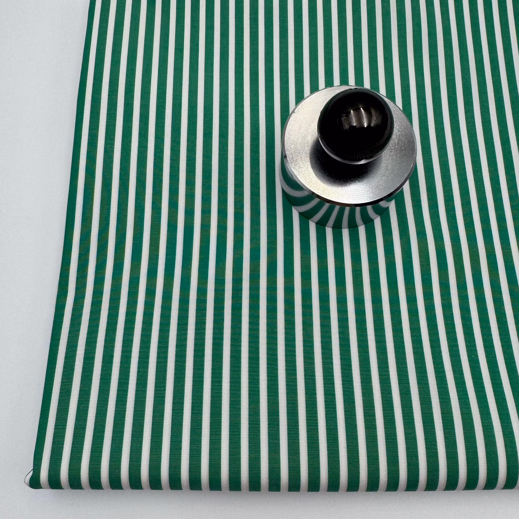 2m Bomullspoplin vit/grön rand