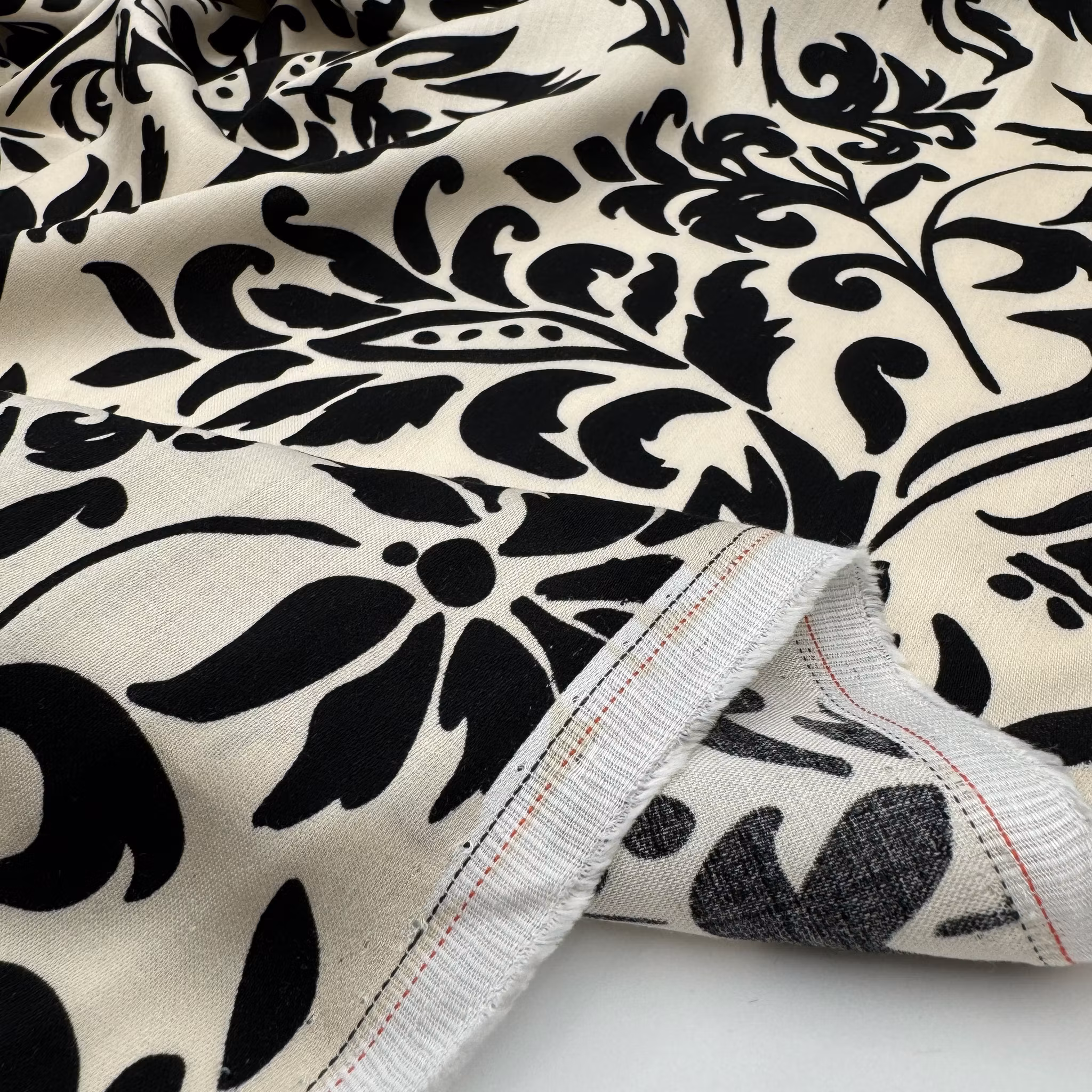 1m Viskossatin crème/svart blommig