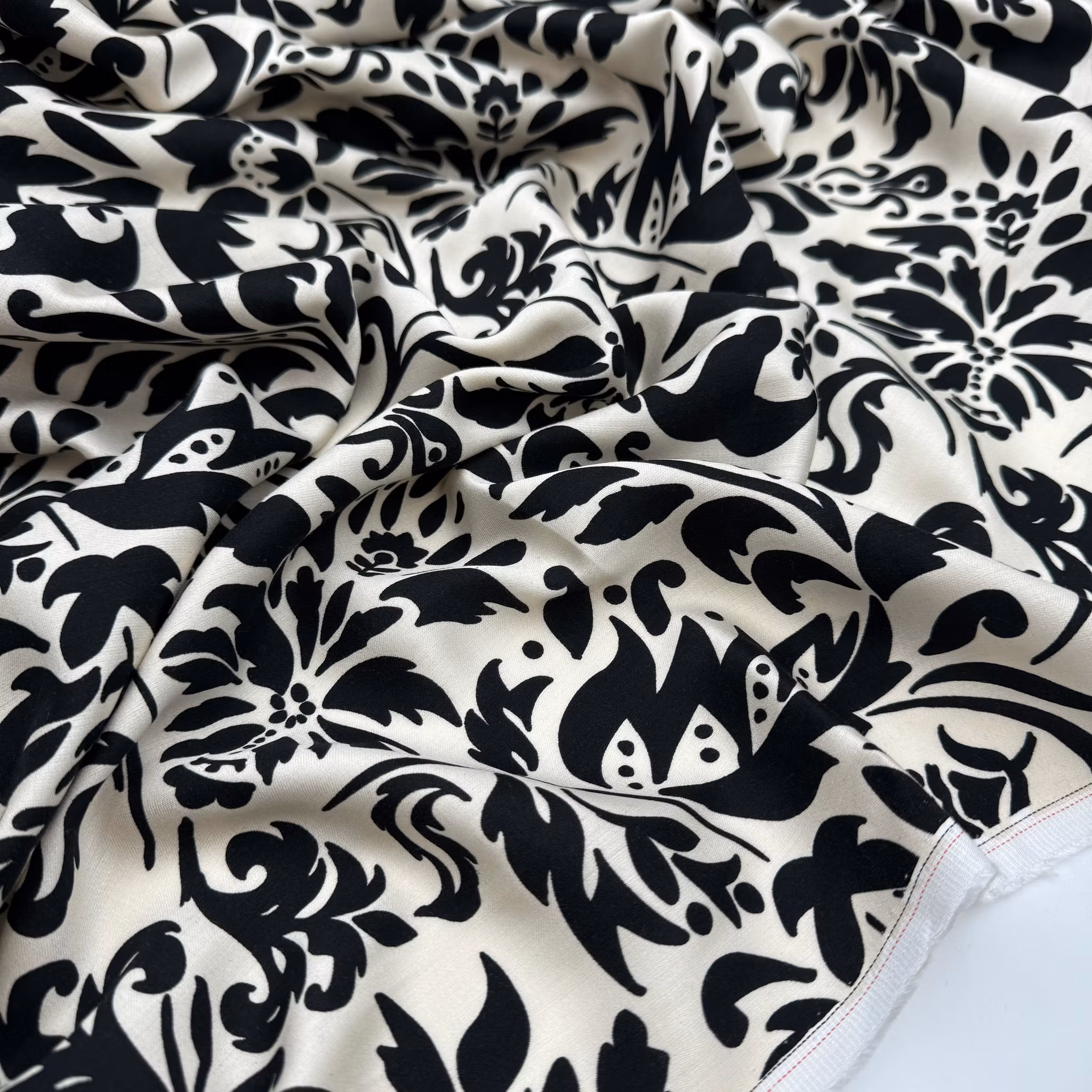 1m Viskossatin crème/svart blommig