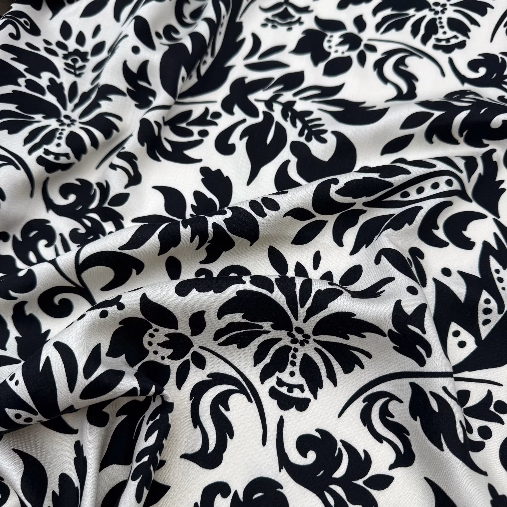 1m Viskossatin crème/svart blommig