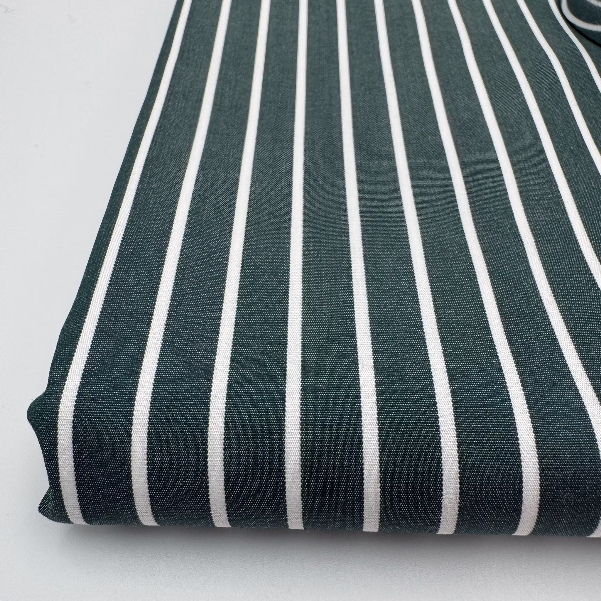 1,8m Bomullspoplin vit/mörkgrön rand