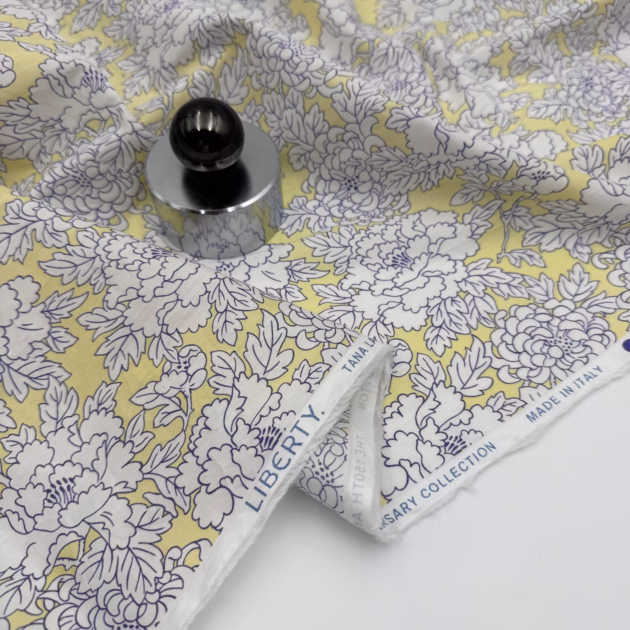 1,5m Liberty Tana Lawn - Costume B ljusgul (obs, smal!)