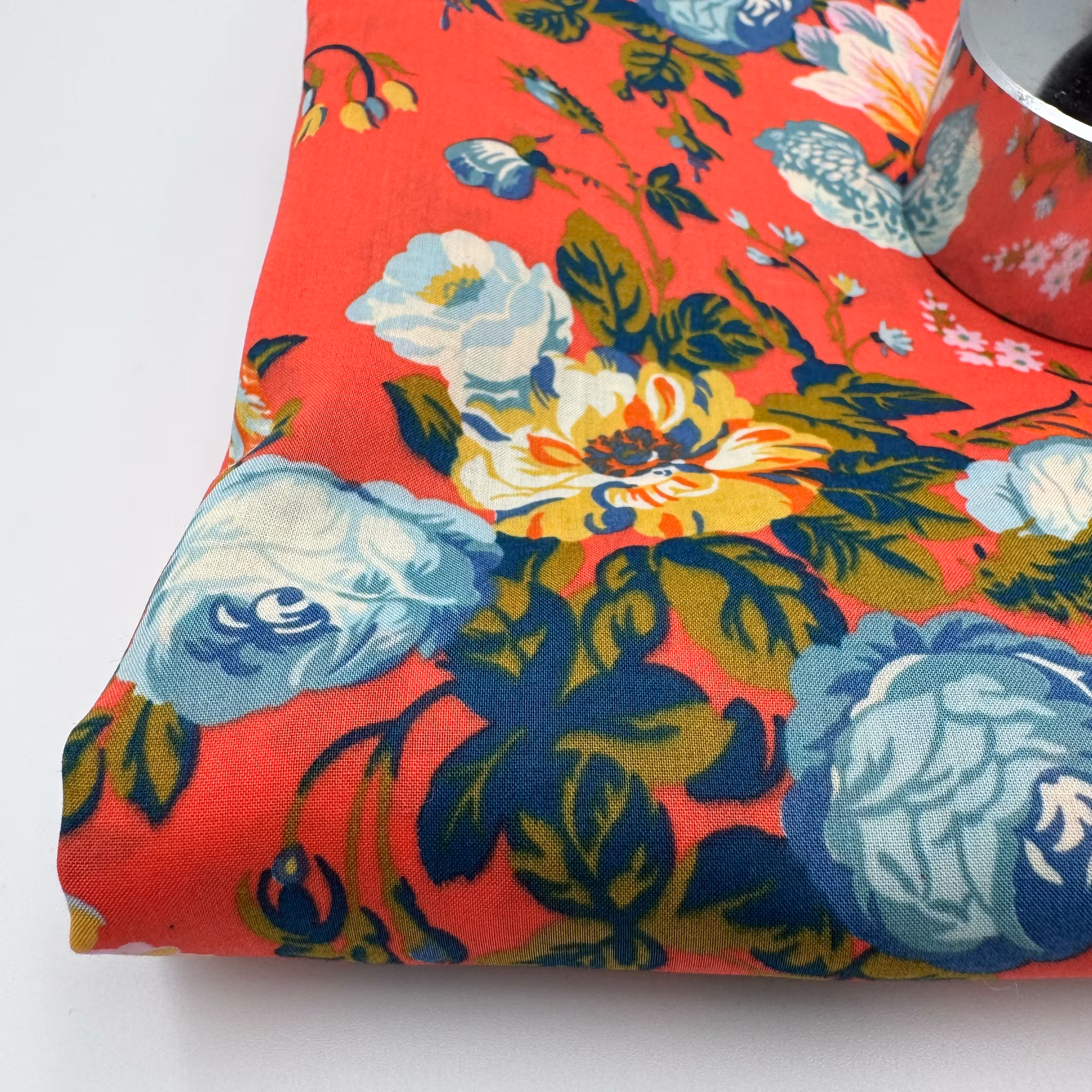 2,3m Libertytyg Tana Lawn - Magical bouquet korall