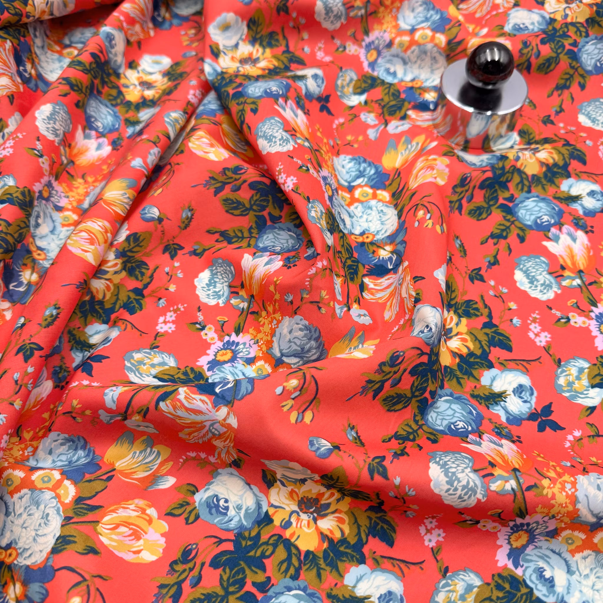 2,3m Libertytyg Tana Lawn - Magical bouquet korall
