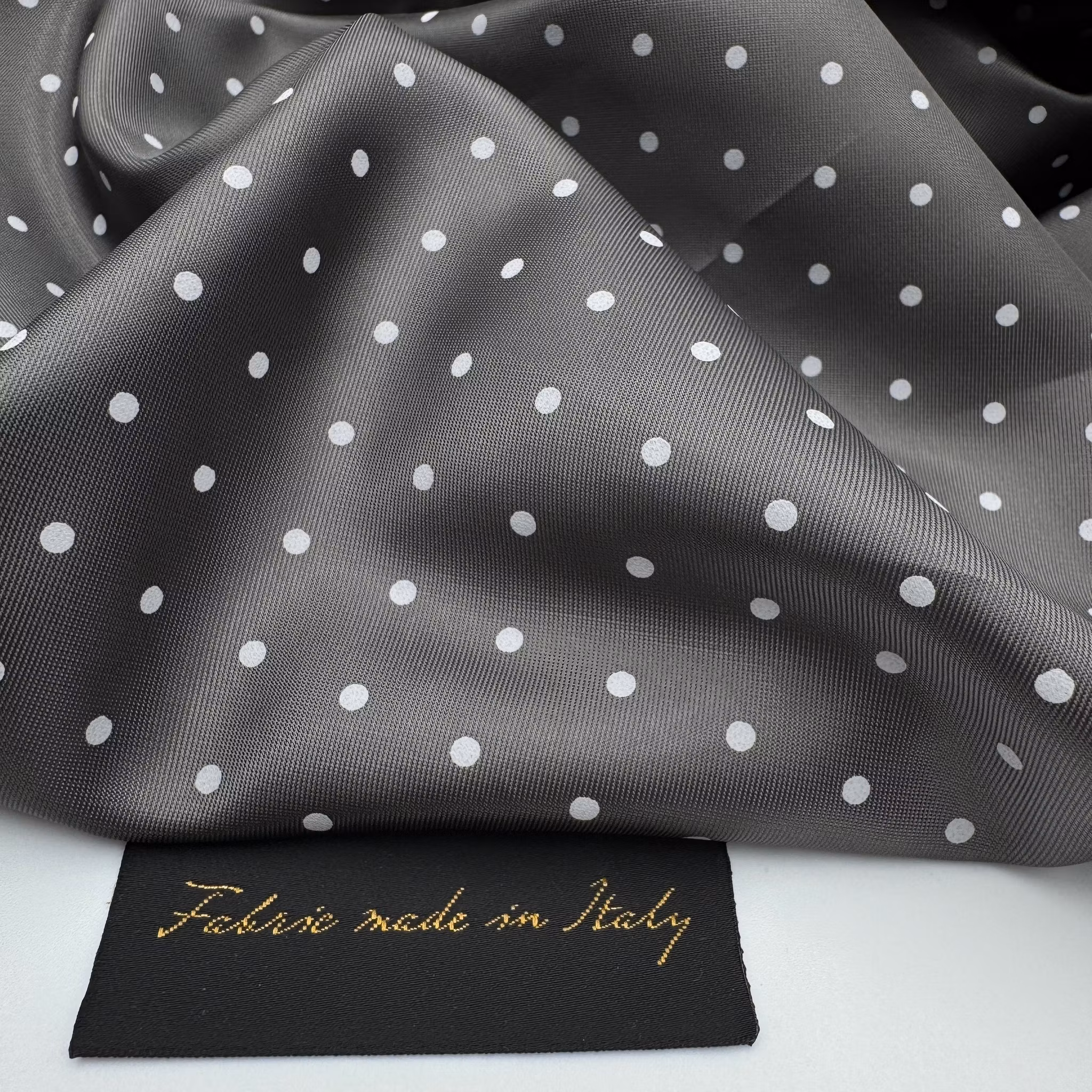 1,5m Viskosfoder grå prickig