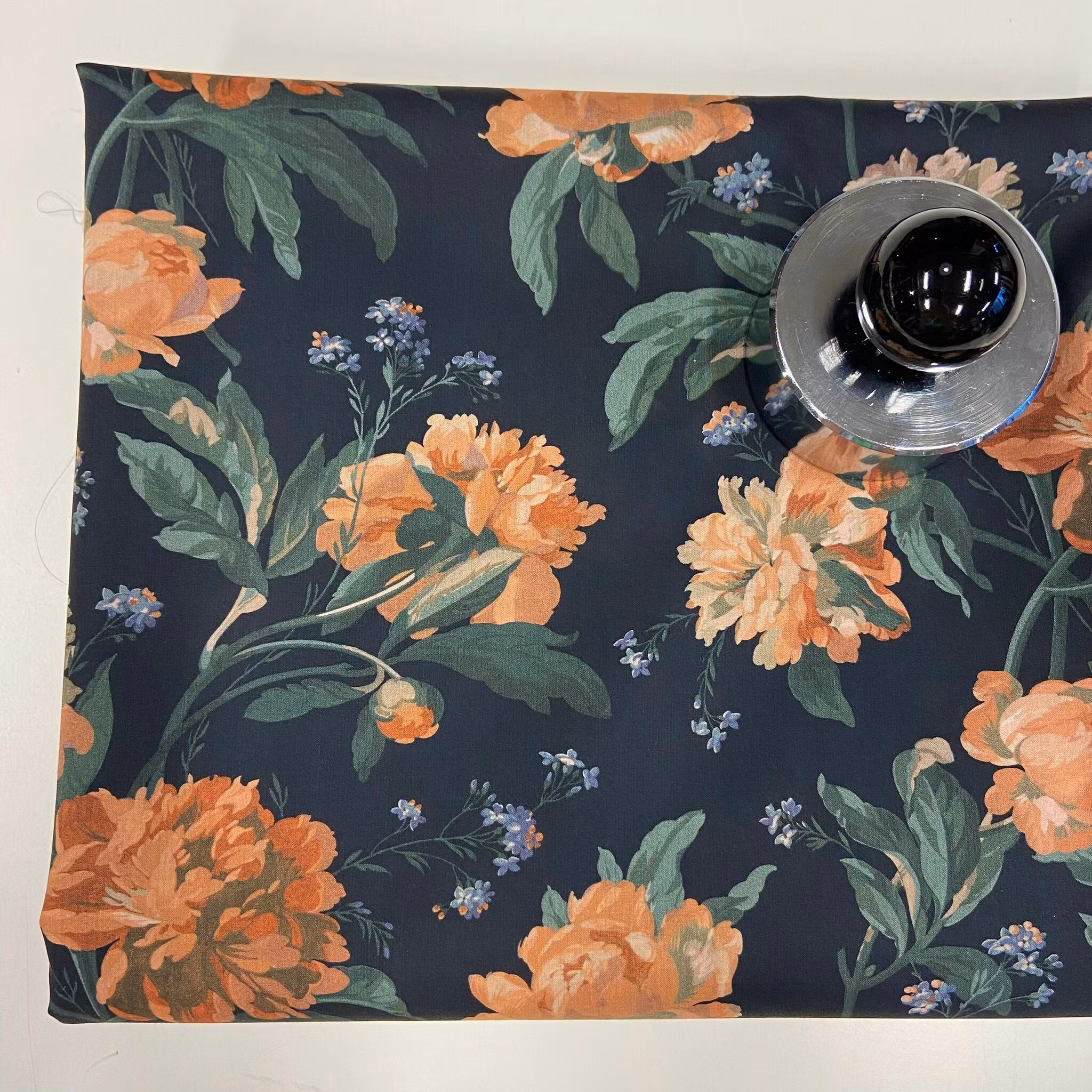 2,5m Libertytyg Tana Lawn - Decadent Blooms Marinblå