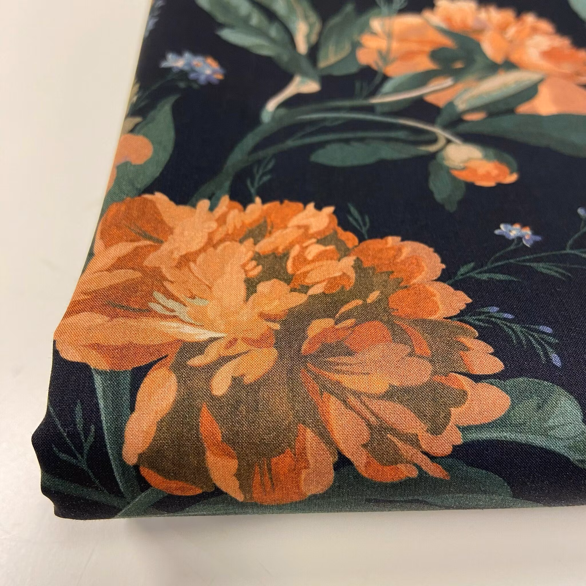 2,5m Libertytyg Tana Lawn - Decadent Blooms Marinblå