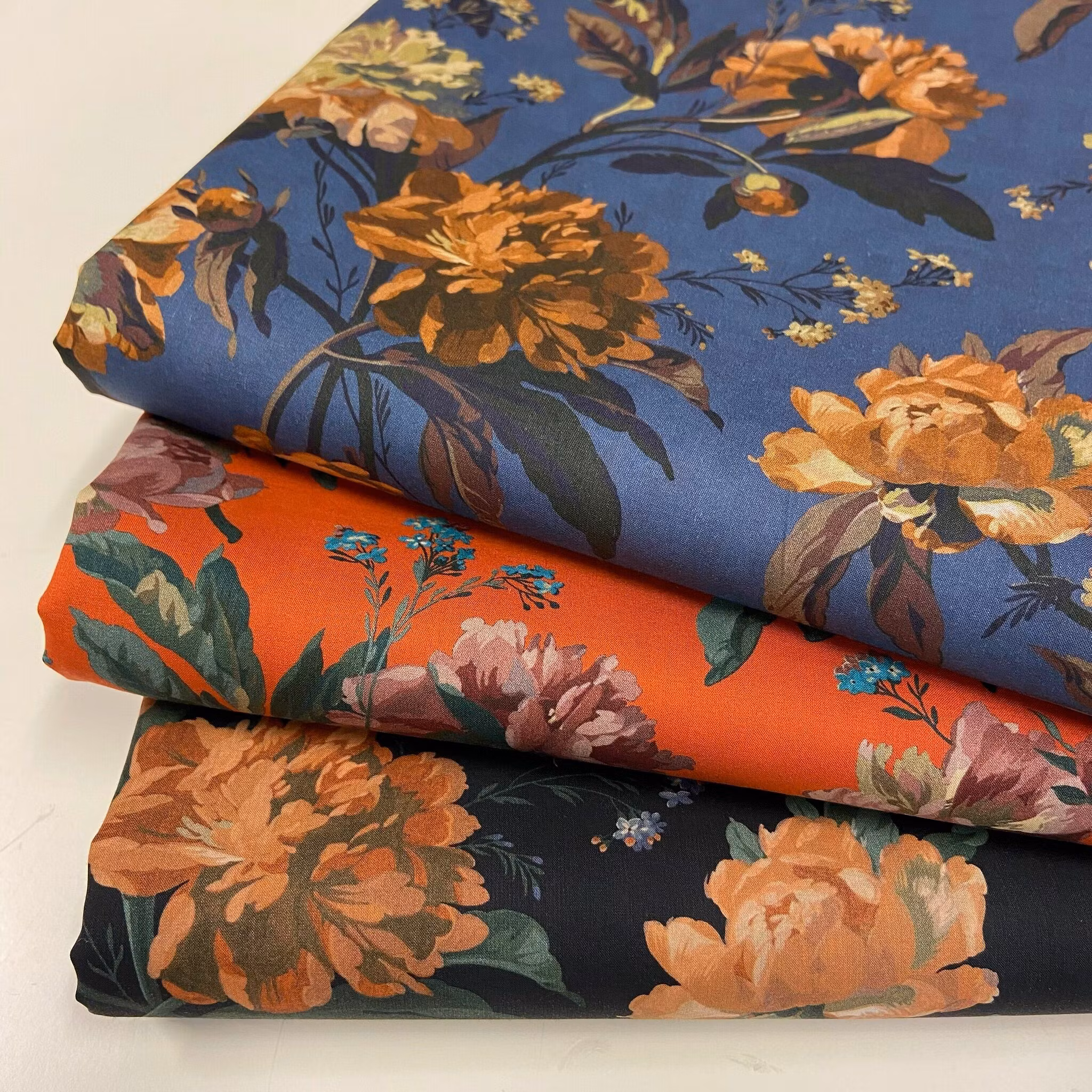 2,5m Libertytyg Tana Lawn - Decadent Blooms Marinblå