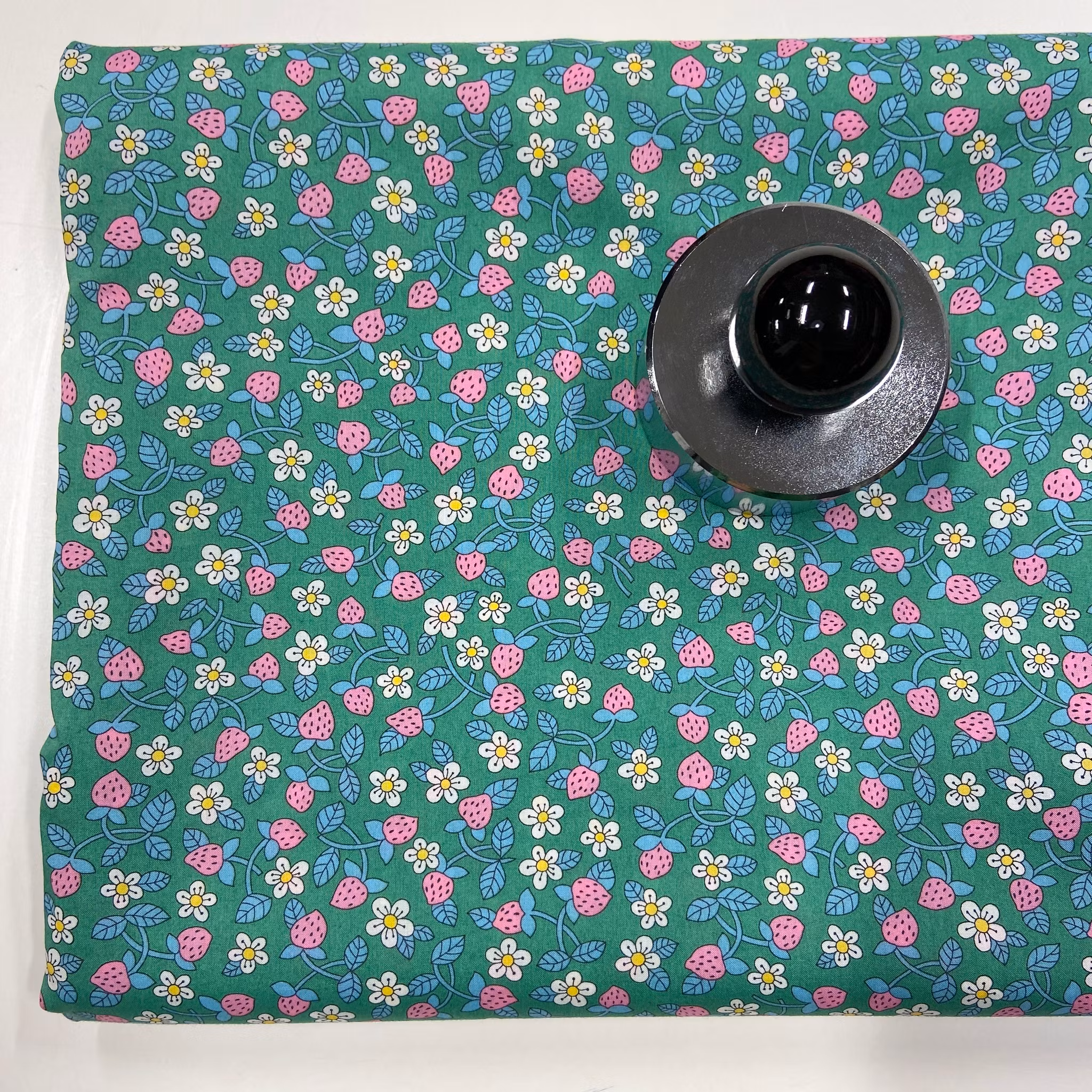 2m Libertytyg Tana Lawn - Strawberries & Cream