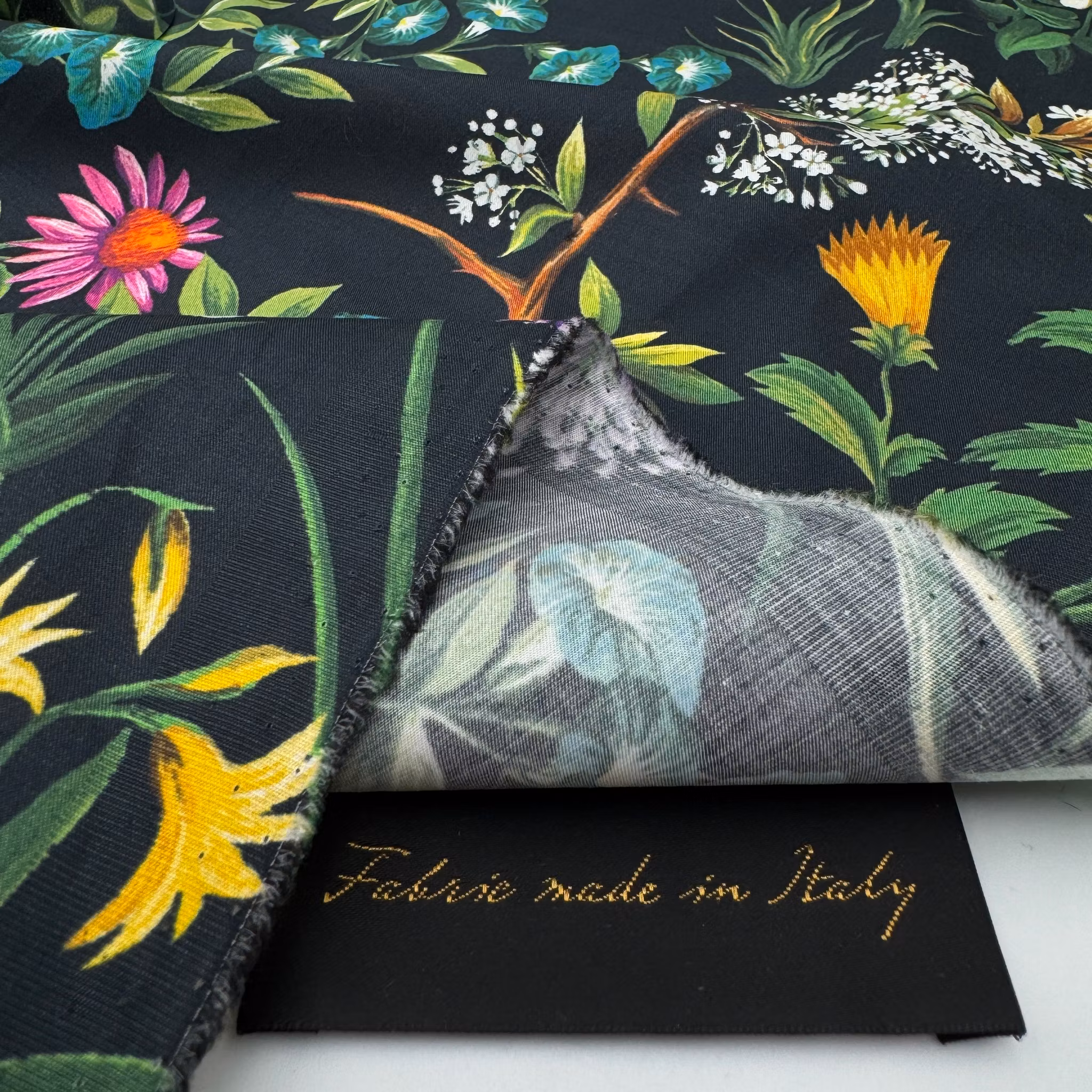 1,5m Festbomull blomster svart O.de la Renta