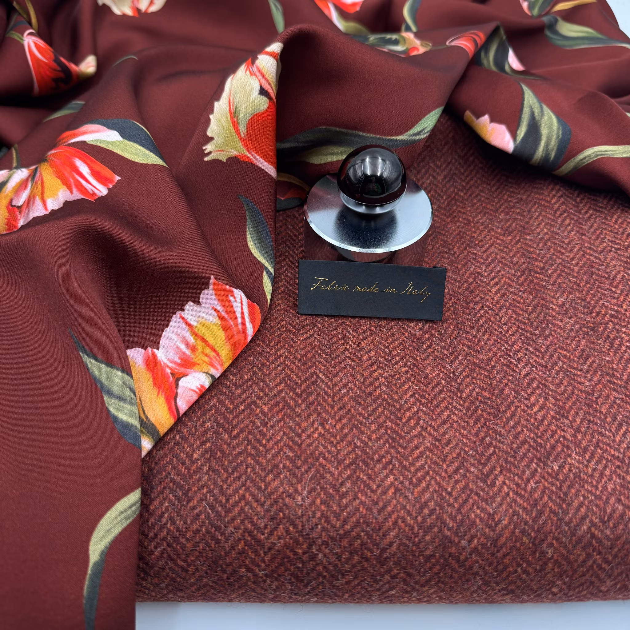 0,9m Viskos/elastan brunröd tulpan - Vitrand/en dragen tråd