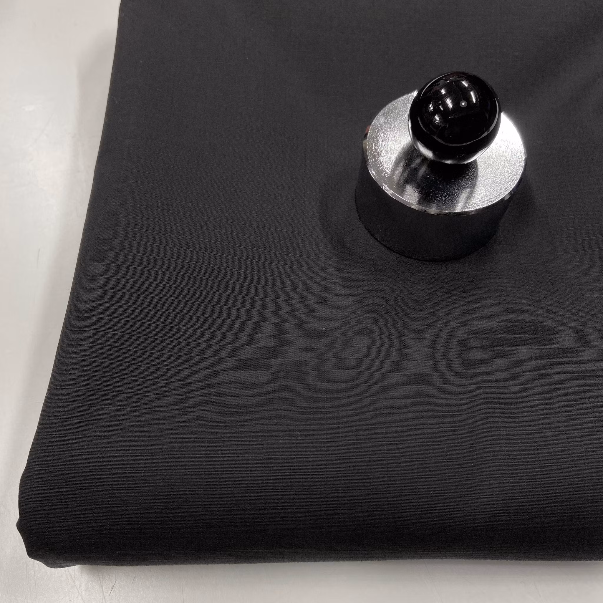 1m Bomull, ripstop, svart. Stuvbit, finns ett svagt märke på biten