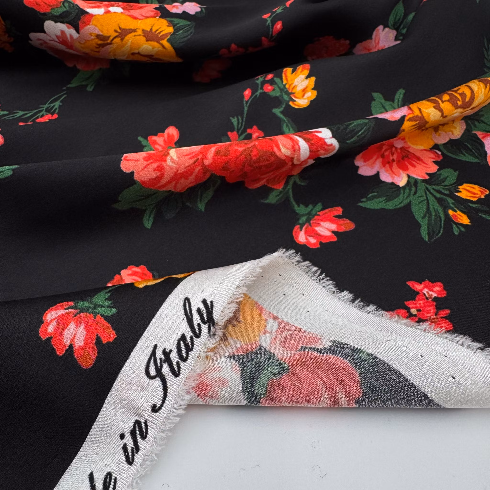 0,6m Sidensatin svart m buketter